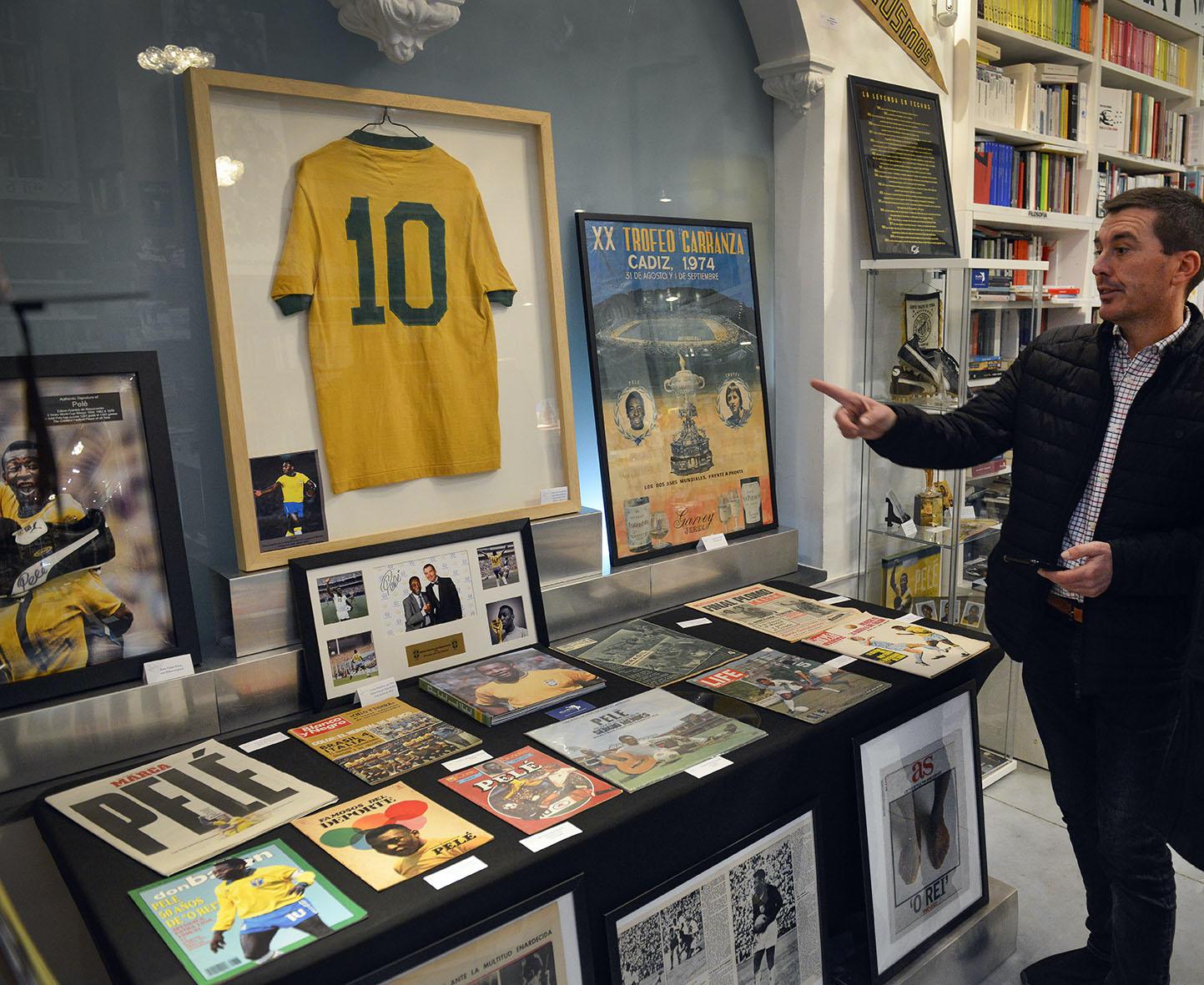 La Librería El Laberinto en Jerez acoge una exposición en homenaje a 'O Rei Pelé'