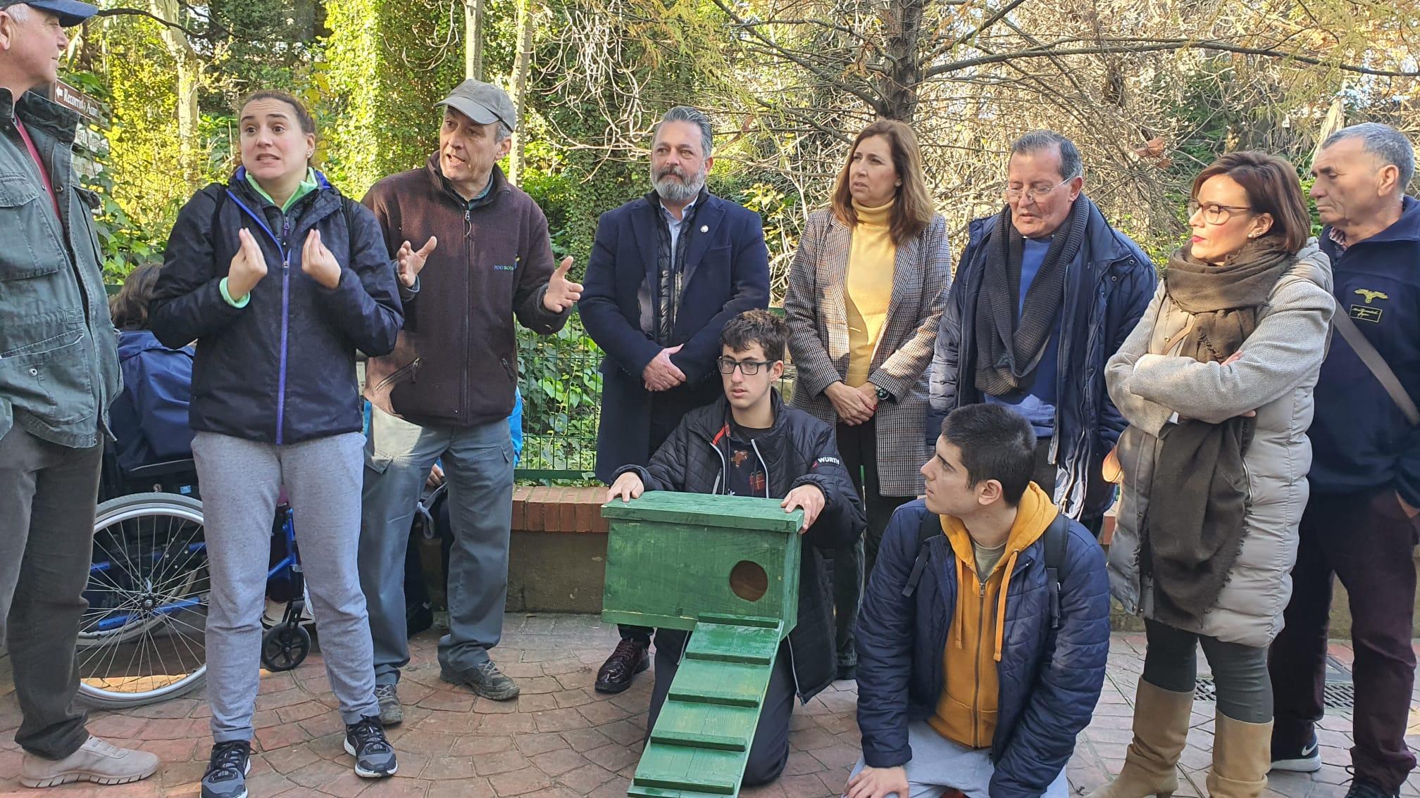 Afamedis y del Centro Específico de Educación Especial de Sordos realizan nidos para el estanque del Zoo de Jerez