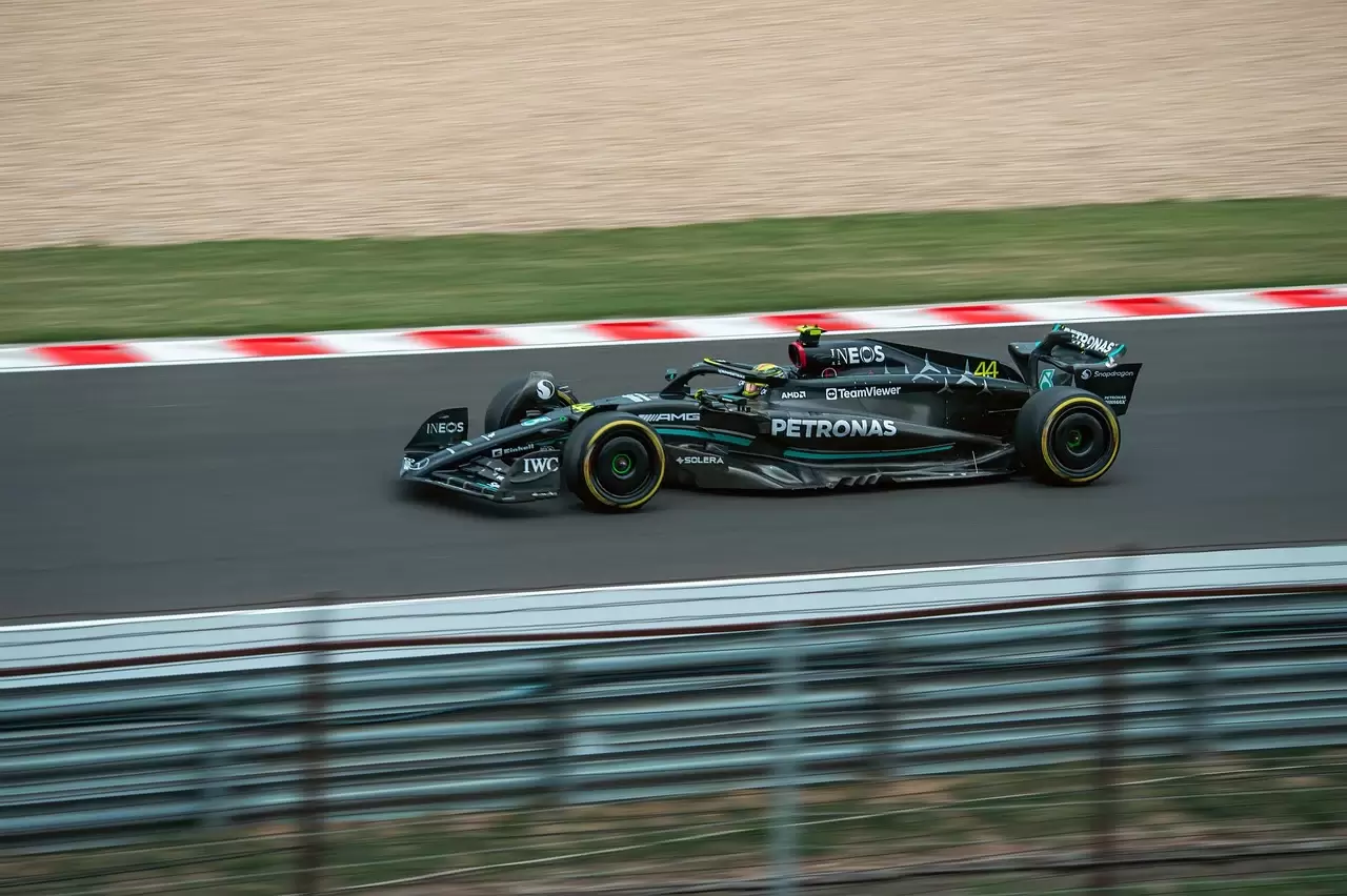Mercedes y Aston Martin probarán neumáticos Pirelli en el Circuito de Jerez Ángel Nieto