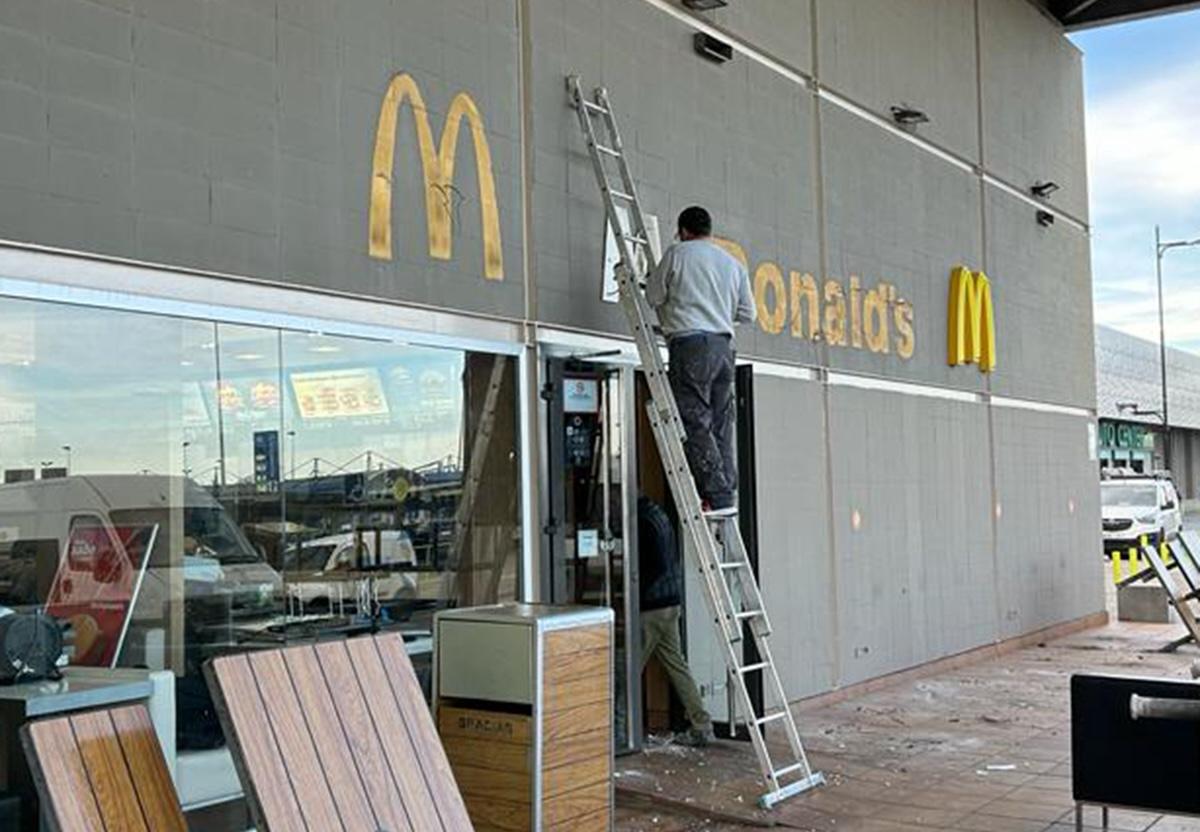McDonald's se marcha de Carrefour Jerez Sur y Broaster aprovecha para premiar a los 'afectados'