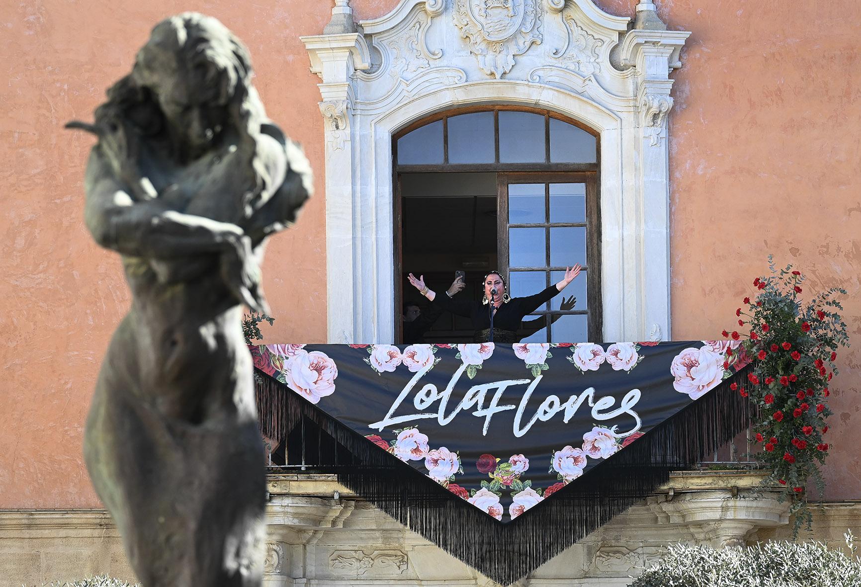 Jerez vibra recordando a Lola Flores desde los balcones en la culminación del centenario de su nacimiento