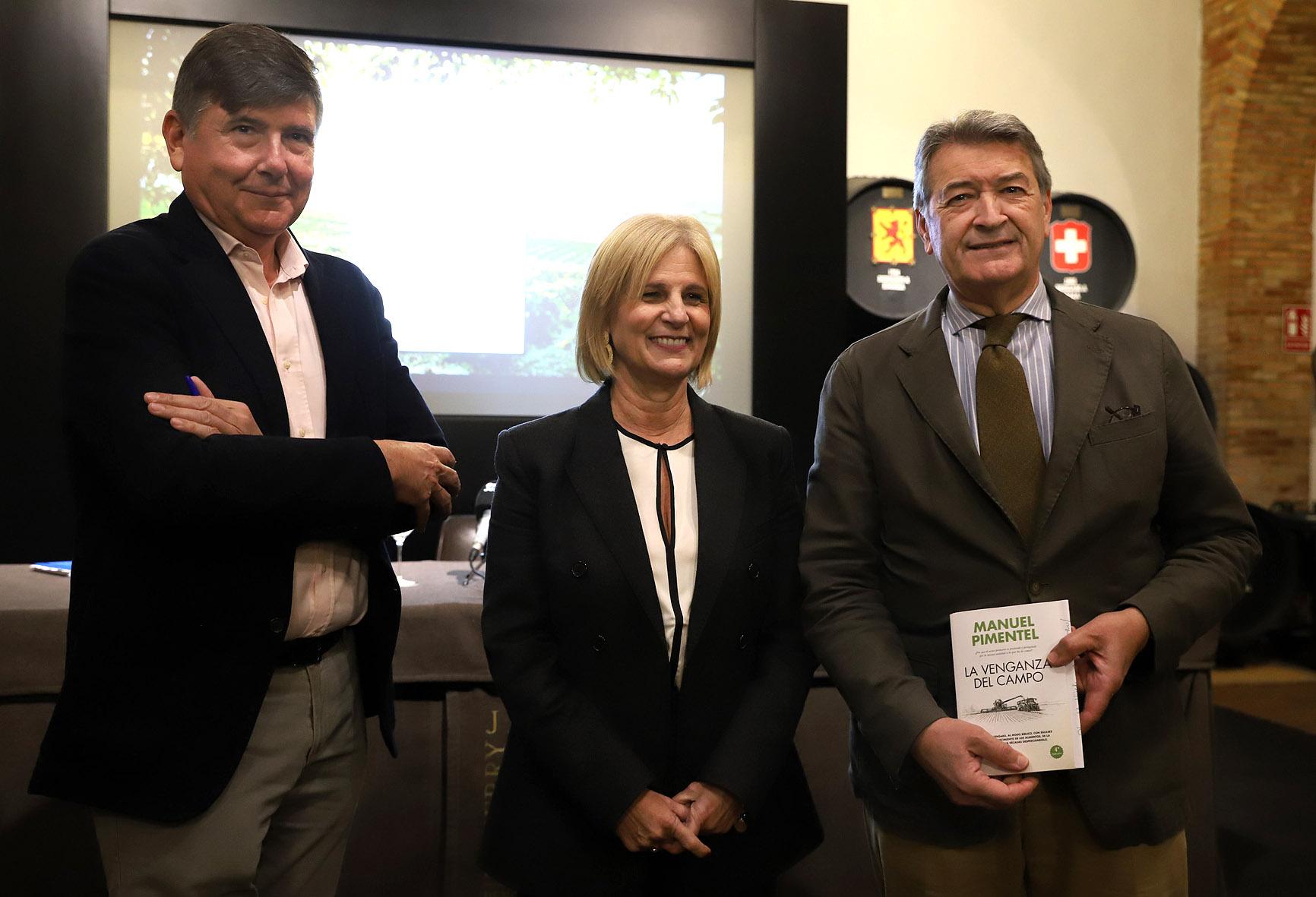 Manuel Pimentel presenta en el Consejo Regulador de Jerez 'La venganza del campo'