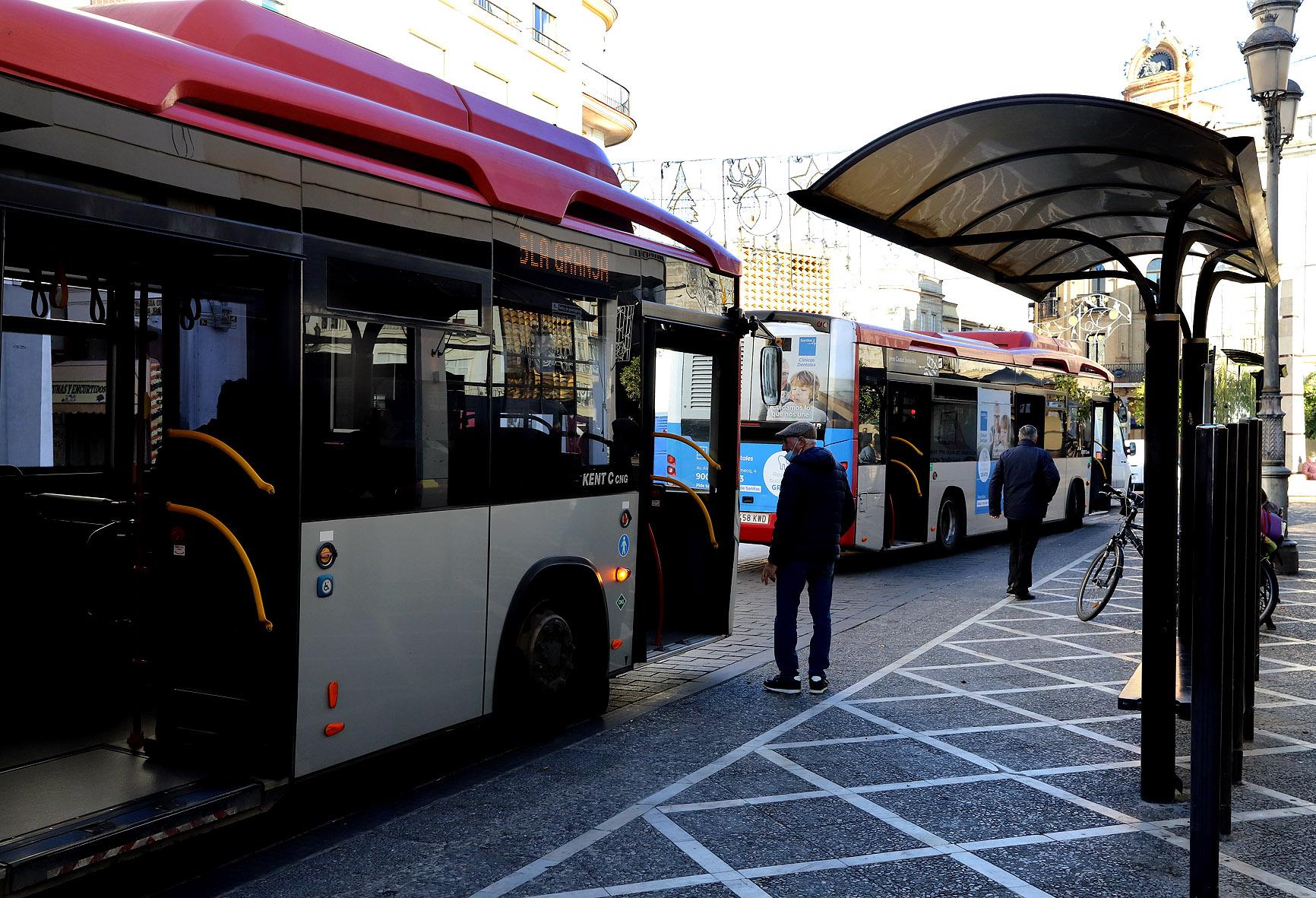 El Ayuntamiento de Jerez mantendrá este 2024 el descuento del 50% en los autobuses urbanos en bonos 30 y títulos multiviaje