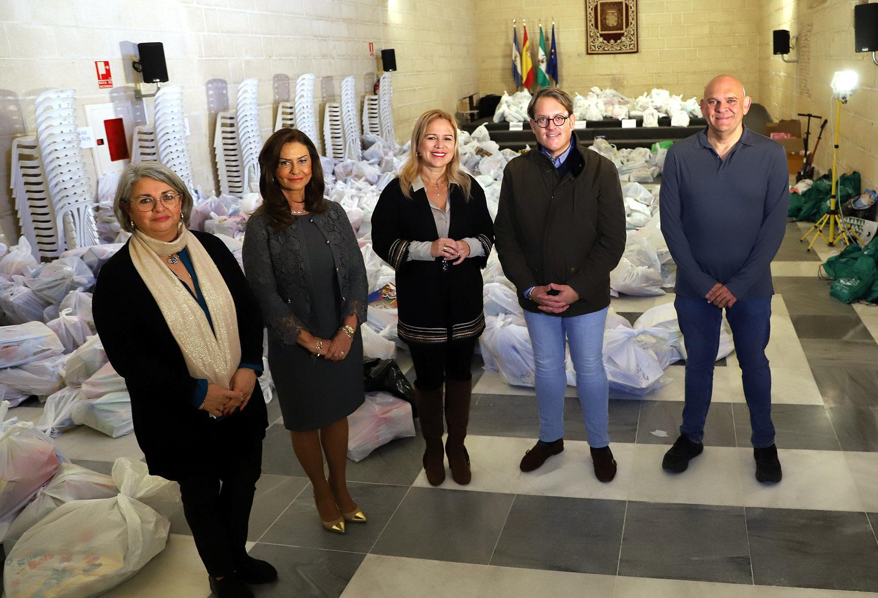 El Ayuntamiento coordina el reparto de más de 800 juguetes para facilitar la llegada de los Reyes Magos a todos los hogares de Jerez