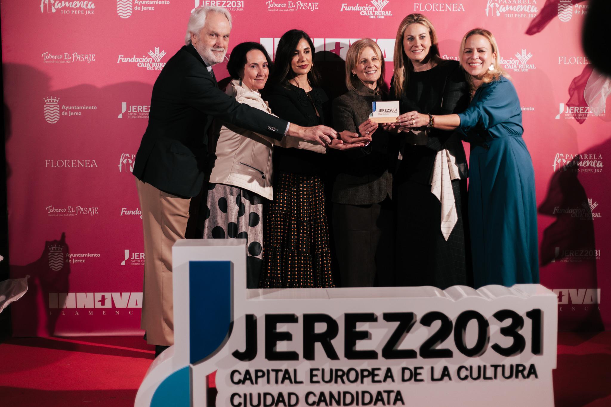 La Pasarela Flamenca Jerez abrió su jornada del domingo con el apoyo institucional de la provincia