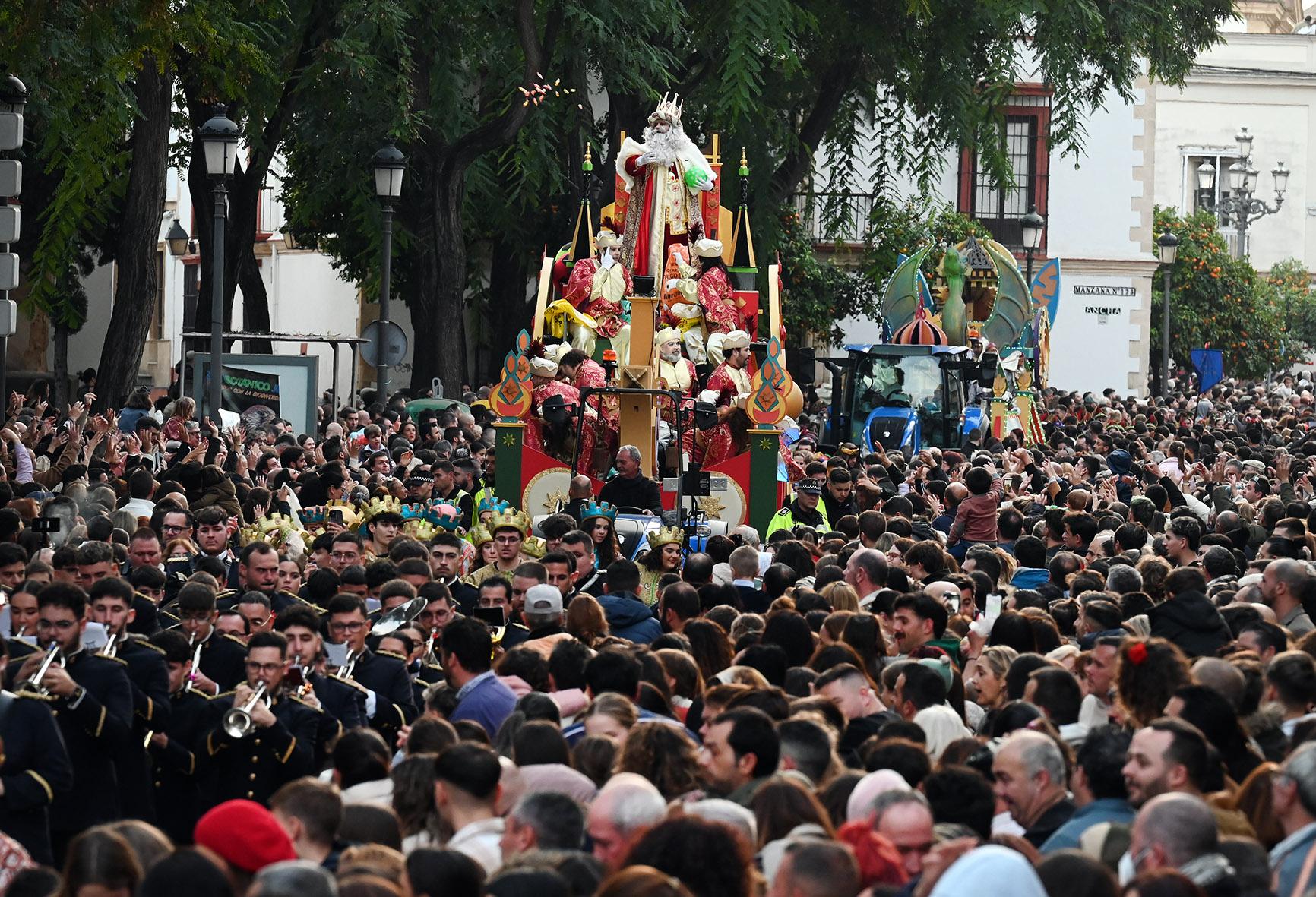 Cabalgata de Reyes Magos de Jerez 2026: 15 carrozas, 57 toneladas de caramelos y juguetes y casi 1.000 figurantes