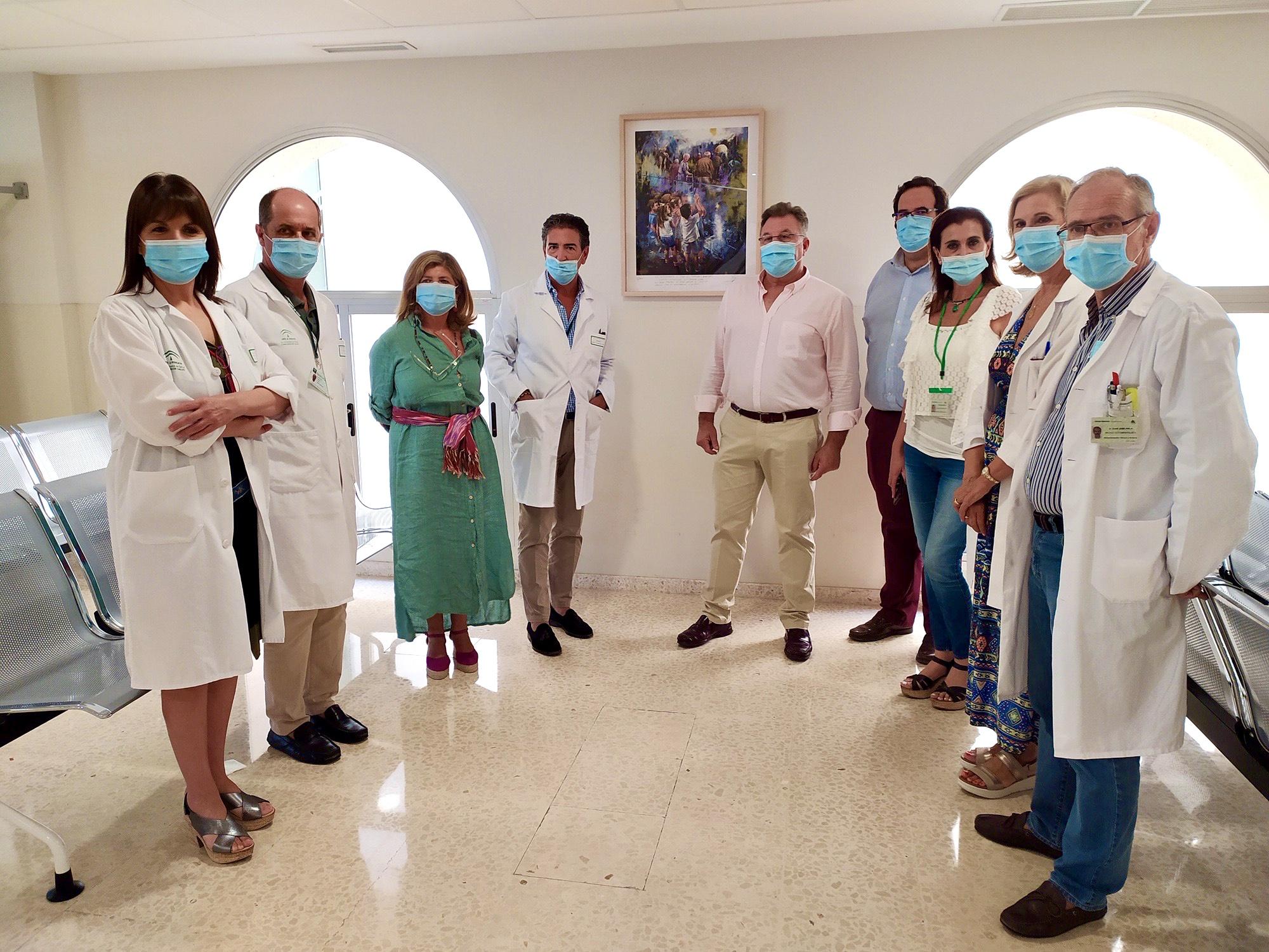 El Hospital de Jerez recibe la donación de una pintura de Juan Lucena en homenaje a labor sanitaria durante la pandemia