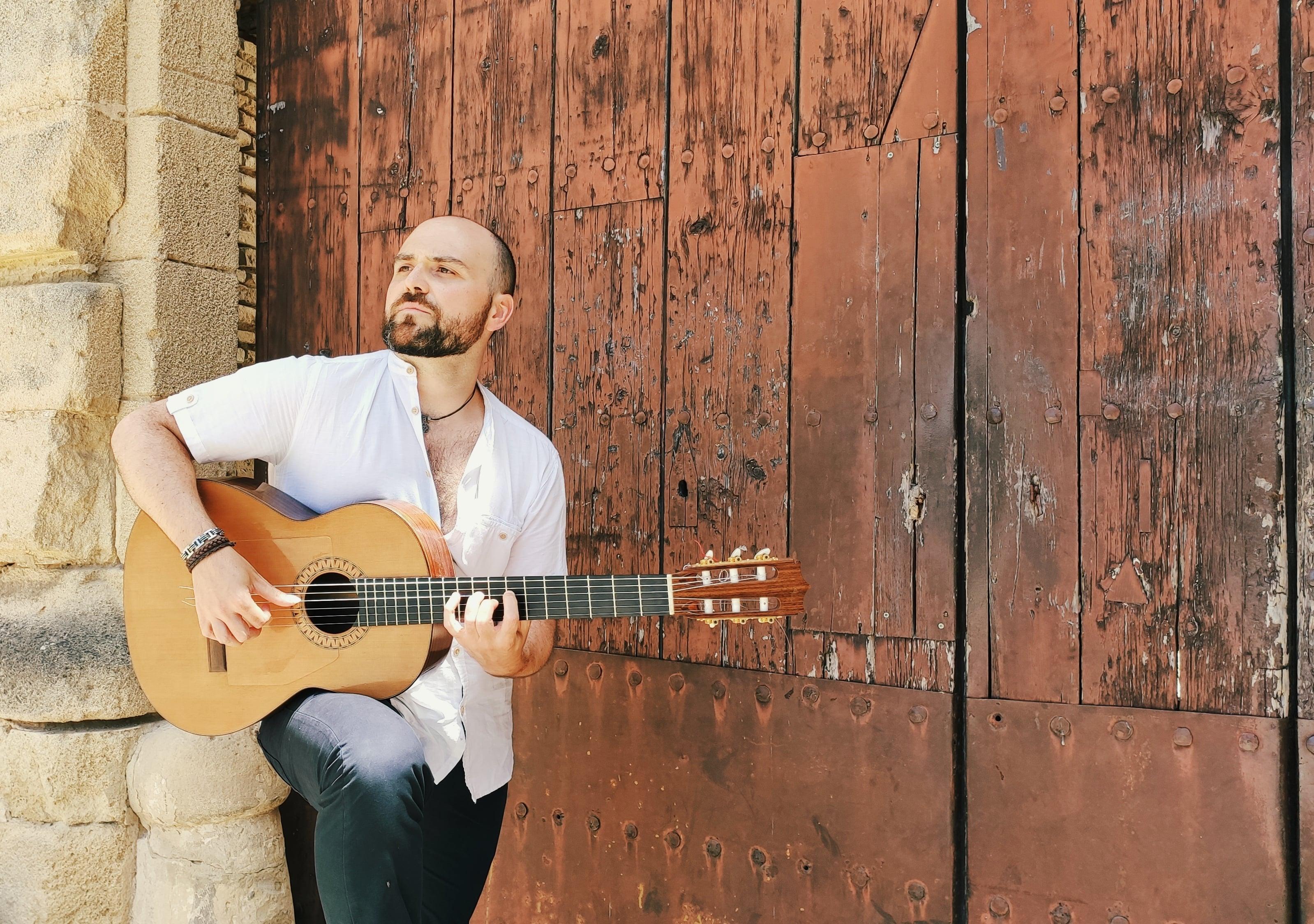 Santiago Lara presenta su disco 'Tu canción en mi guitarra' en el ciclo Noches de Bohemia