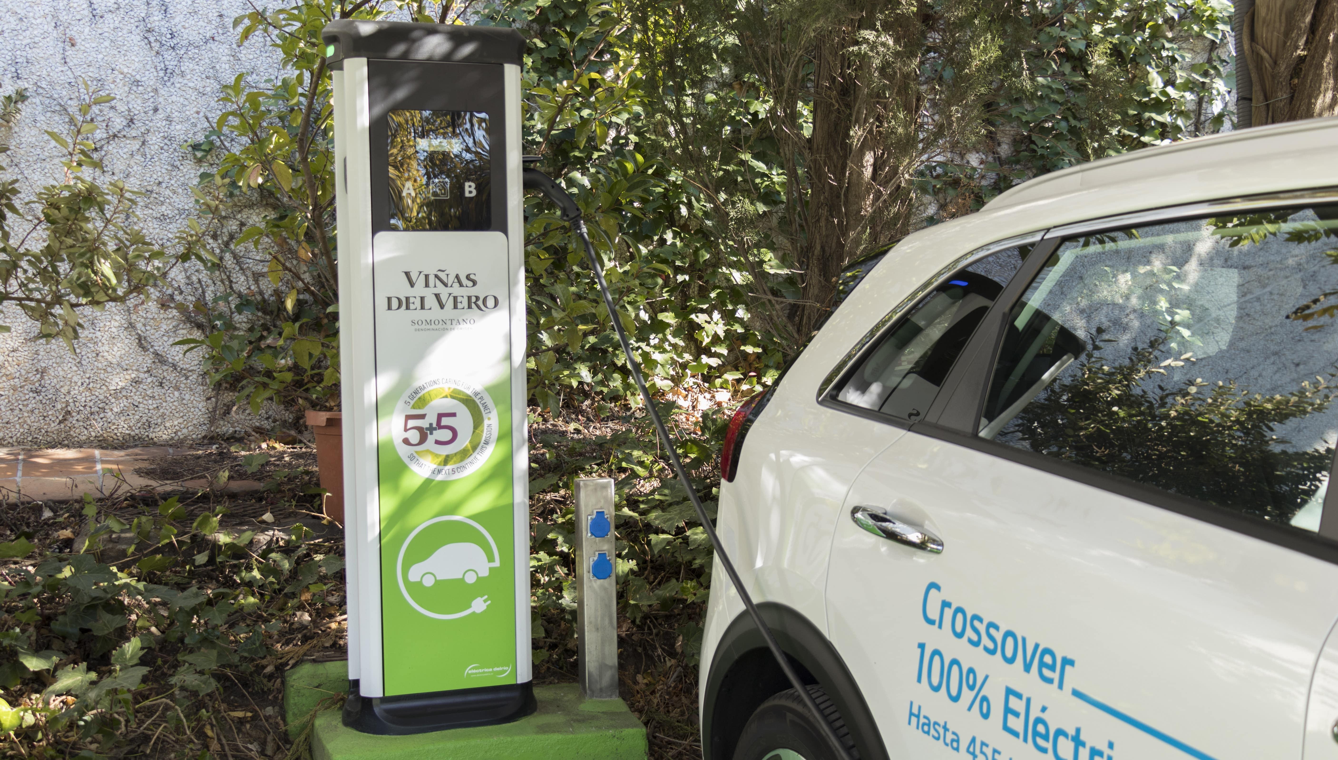González Byass impulsa la movilidad sostenible colocando postes de recarga gratuitos para coches eléctricos en sus instalaciones