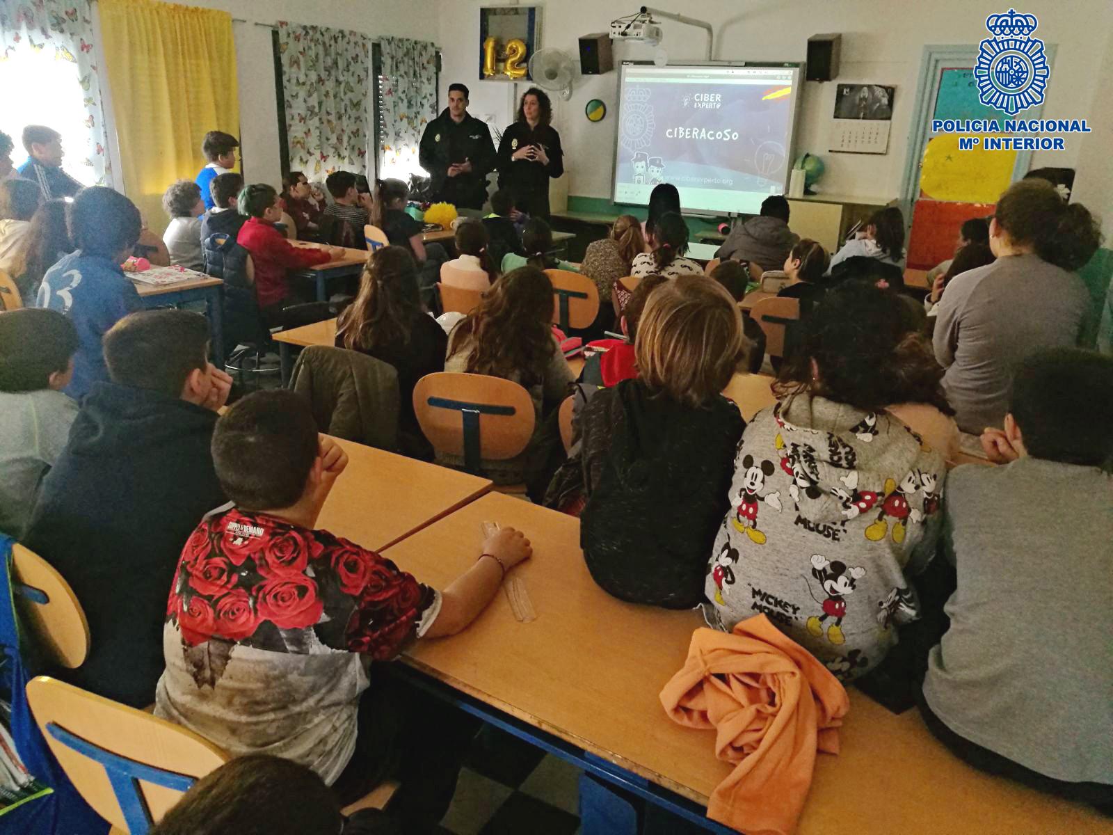 La Policía Nacional ha formado en Jerez a más de 3.150 alumnos a través del Plan Director durante el pasado curso