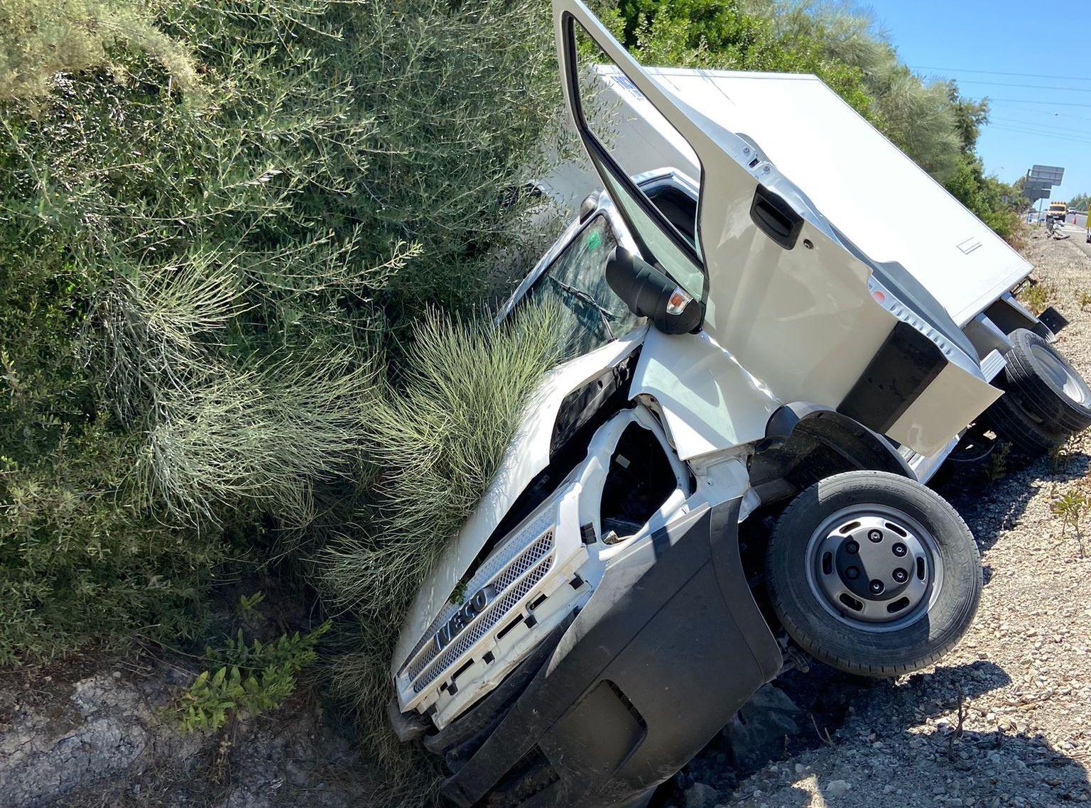 Herido grave un conductor rescatado por los Bomberos de Jerez de una furgoneta frigorífica siniestrada