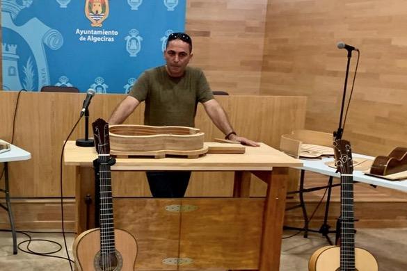 Impartido en el Centro Documental 'José Luis Cano' de Algeciras el taller de guitarra ‘Aspectos generales de la construcción de la guitarra flamenca española’