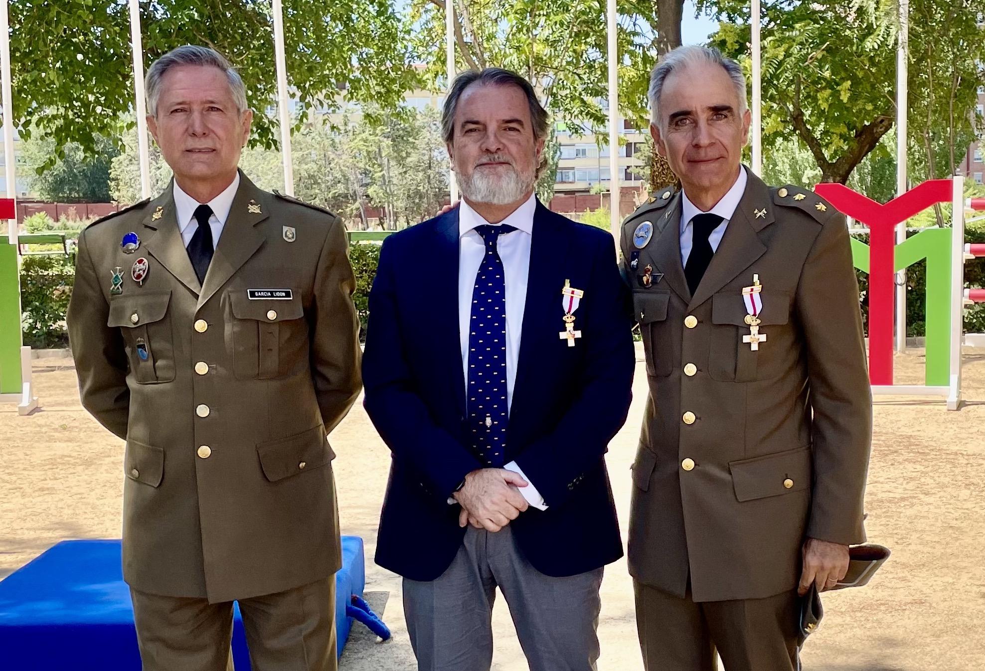 El Ministerio de Defensa concede la Cruz al Mérito Militar al director de la Real Escuela