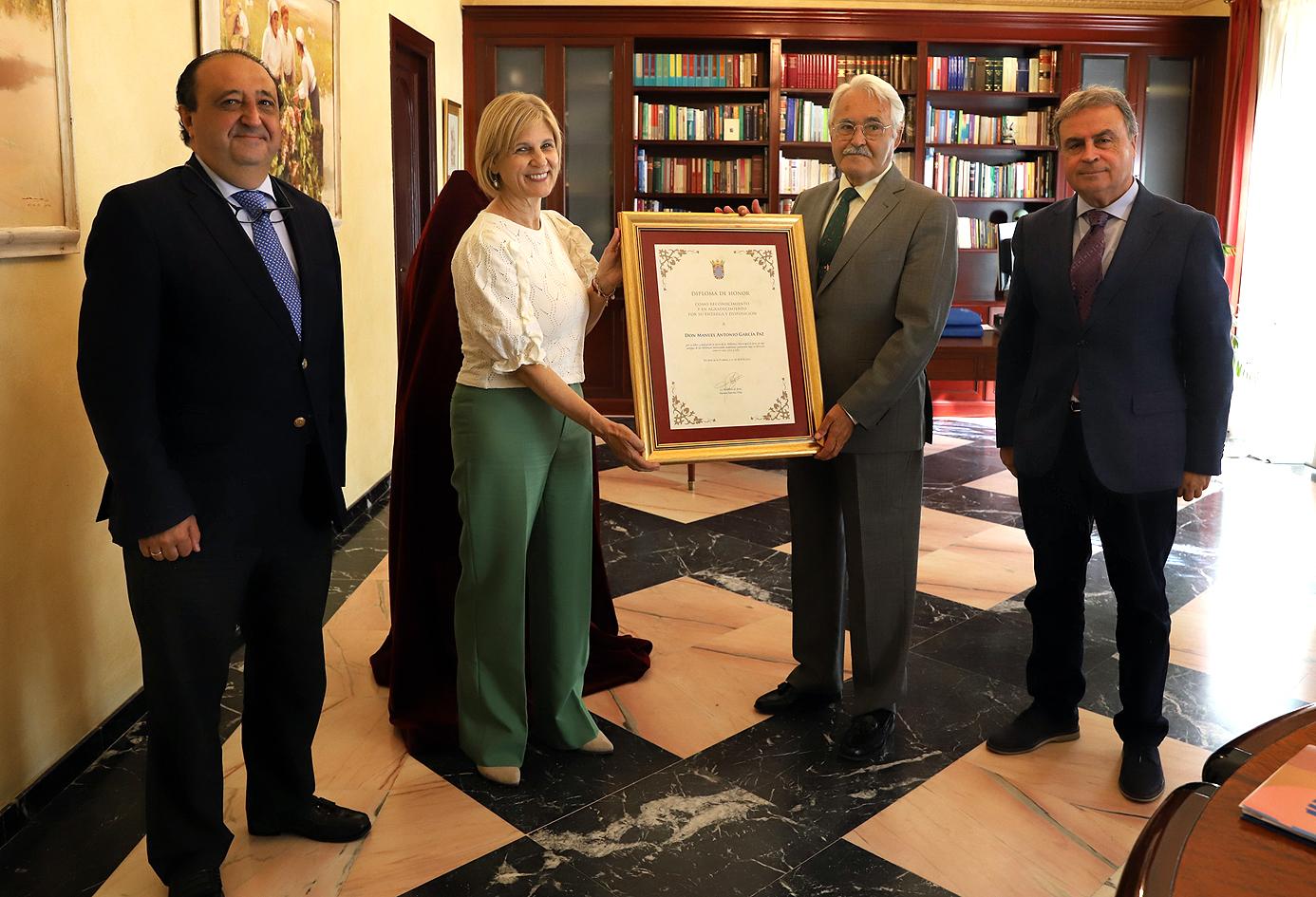 Reconocimiento a Manuel Antonio García Paz por su labor como director de la Biblioteca Municipal de Jerez