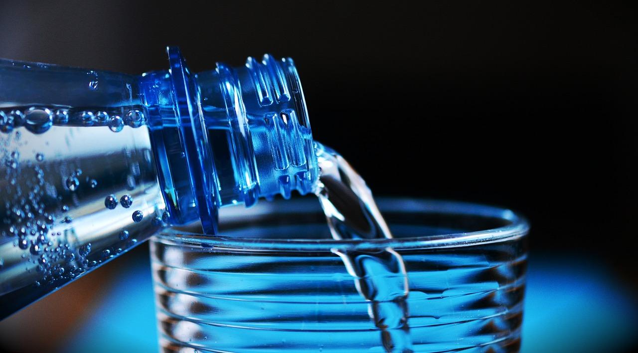 El Ayuntamiento de Jerez repartirá 5.000 botellas de agua este 23J entre todos los miembros de colegios electorales