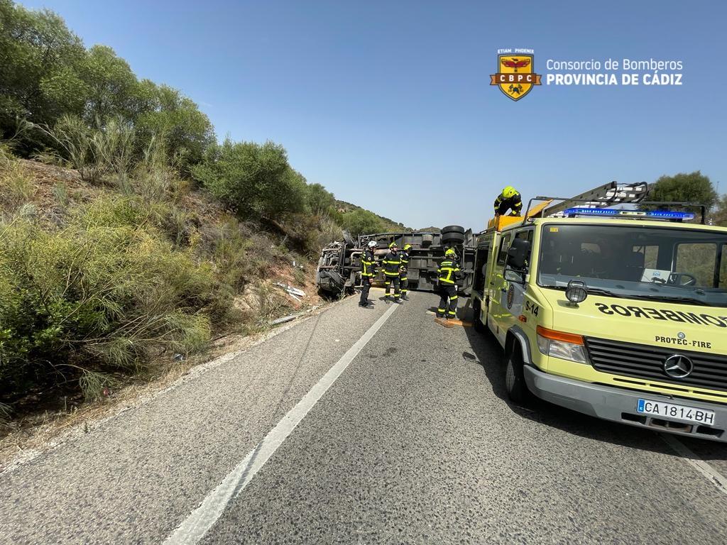 Trasladada una persona al Hospital de Jerez por el choque entre un coche y un camión en la A-384