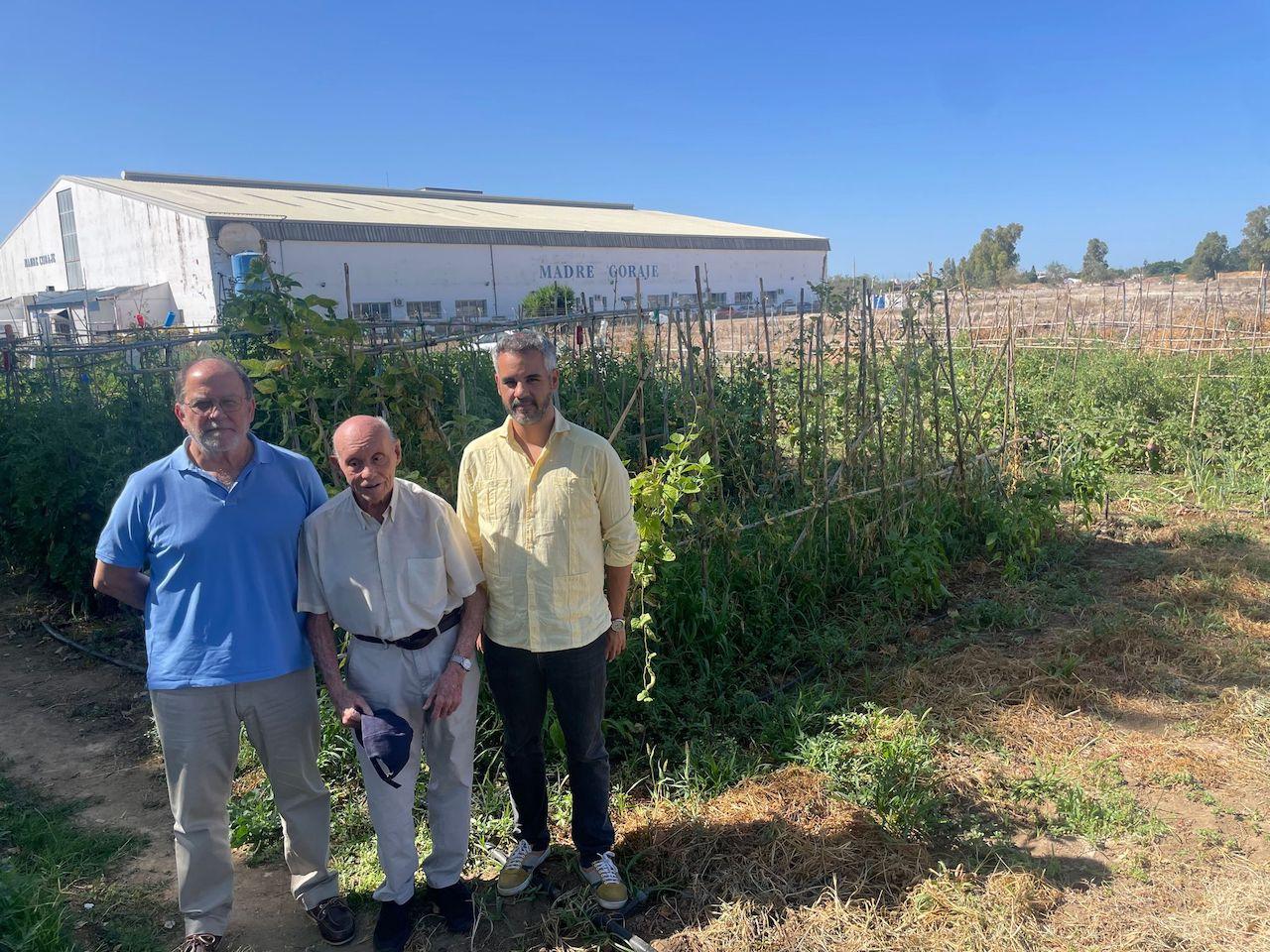 Cayetano del Pino dona el premio por su caseta de la Feria del Caballo a Madre Coraje