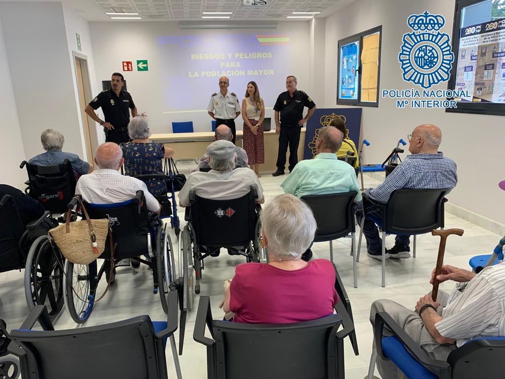 Las personas de edad avanzada de la Fundación San Juan Grande visitan la Comisaría de Jerez