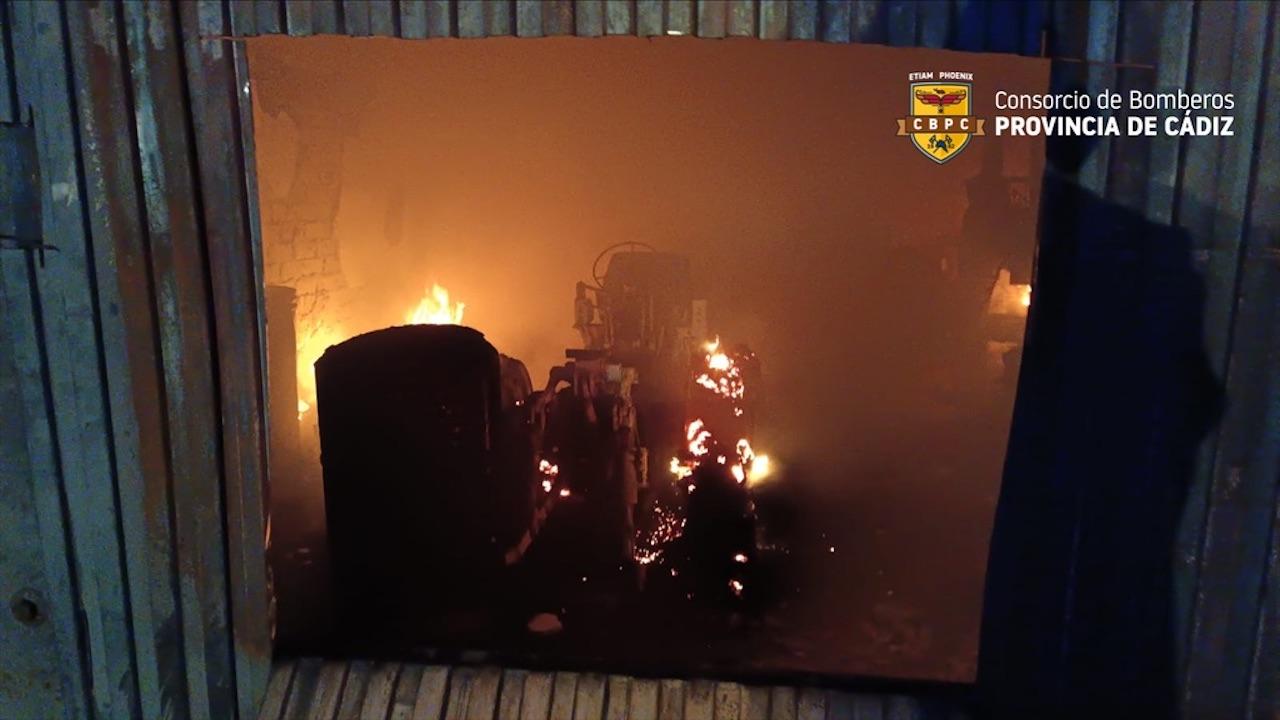 Bomberos del Parque de Jerez participan en la extinción del incendio en una nave en Sanlúcar de Barrameda