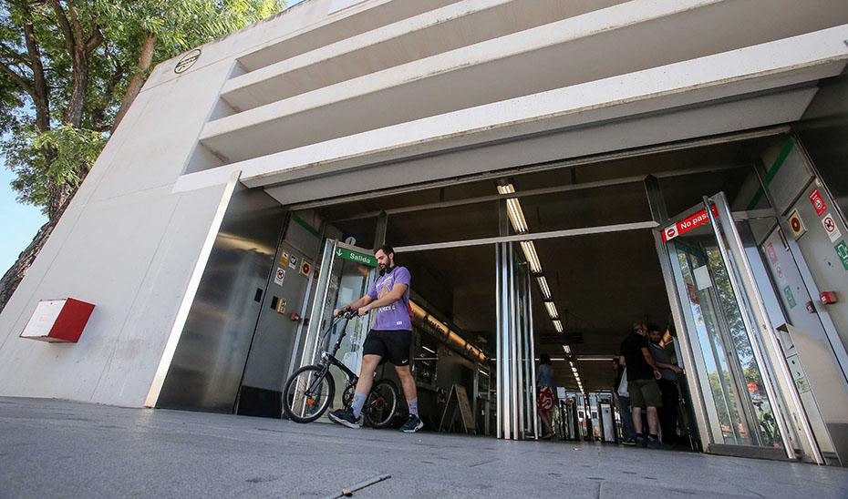 La Junta instalará aparcabicicletas seguros en el Trambahía y metros andaluces