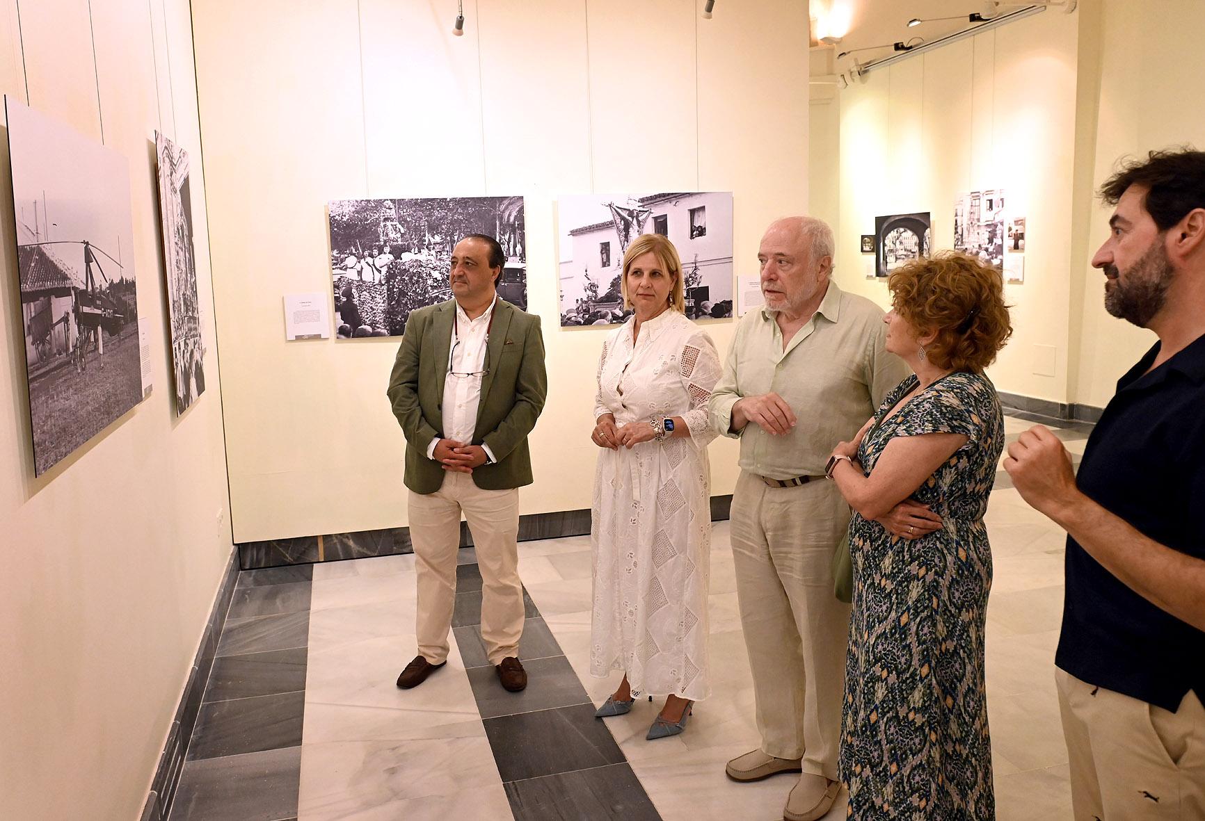 La alcaldesa agradece a los familiares de Antonio Mariscal su especial colaboración en la muestra fotográfica 'Jerez y el tiempo que pasa'