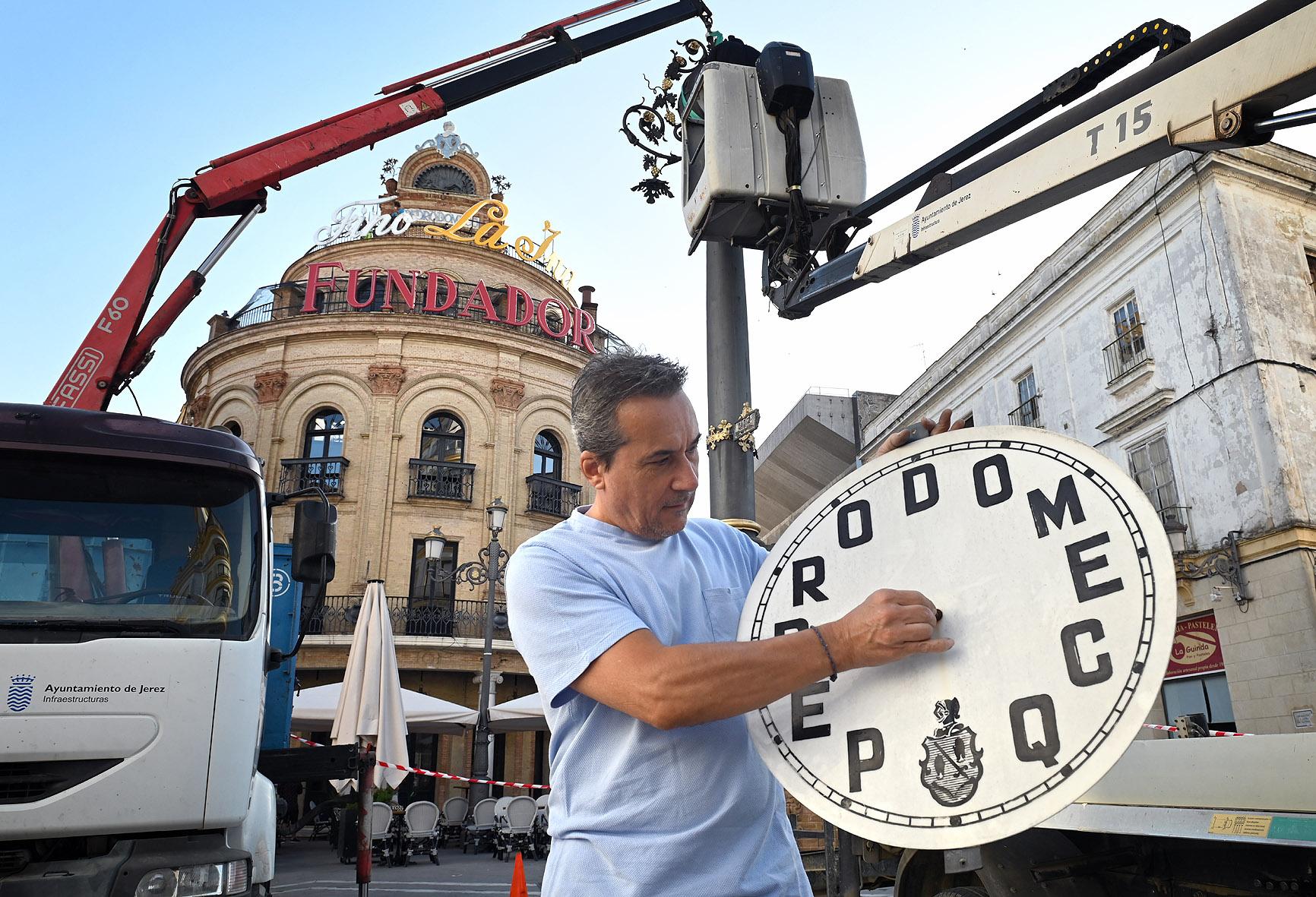 Comienza la restauración y recuperación del Reloj del Gallo Azul de Jerez con su desmontaje
