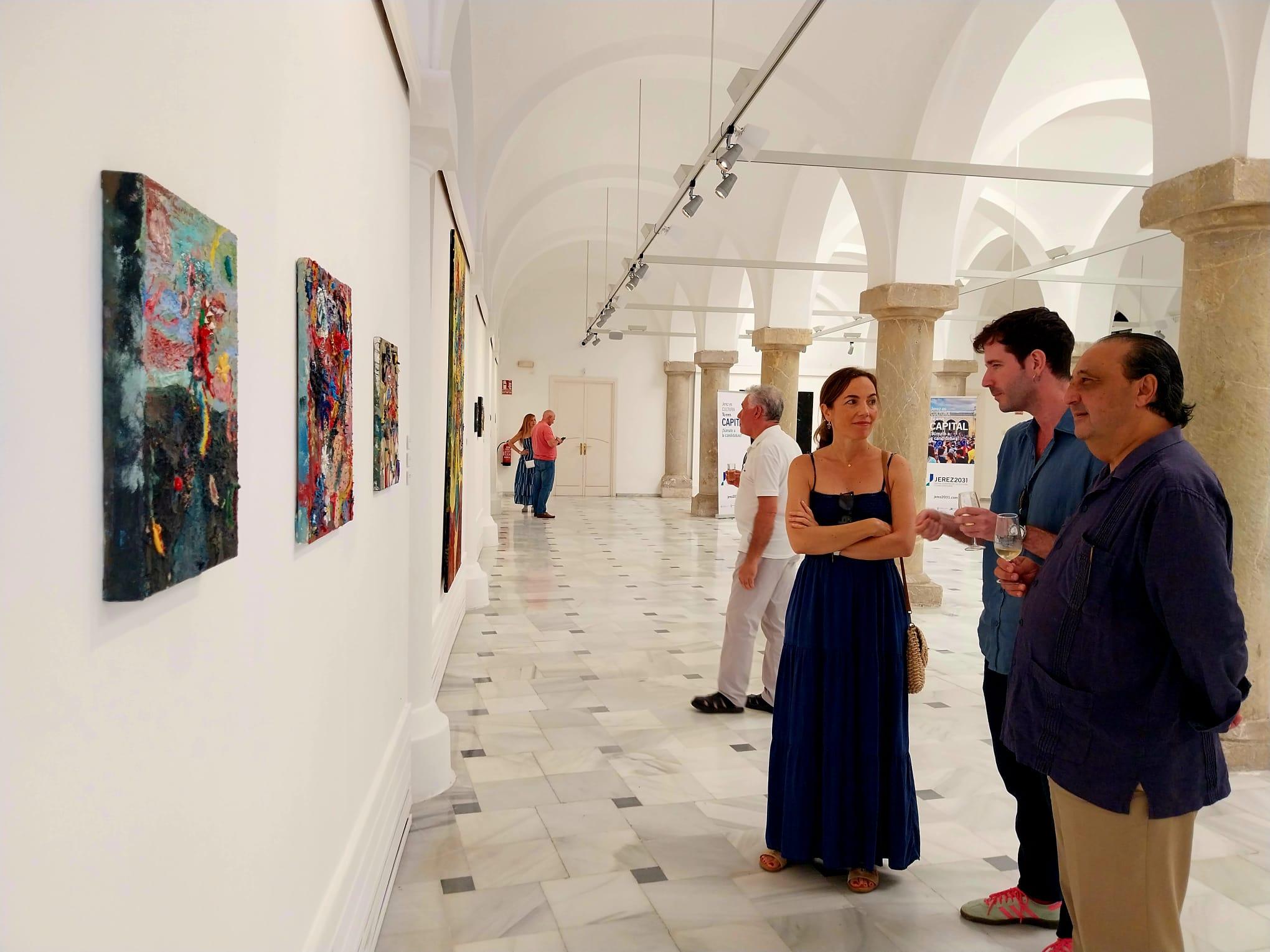 Inaugurada la exposición 'Flores, vigilia y mesas parlantes...' en la Pescadería Vieja de Jerez