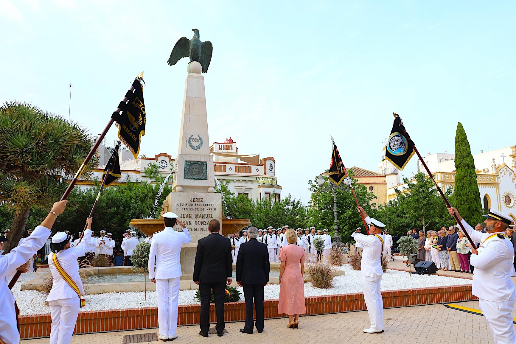 Jerez ofrece un emotivo y solemne homenaje a Juan Manuel Durán en la plaza de las Angustias