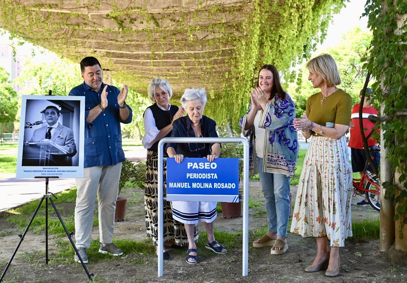 El histórico periodista Manuel Molina Rosado es homenajeado en Jerez con un Paseo en su honor