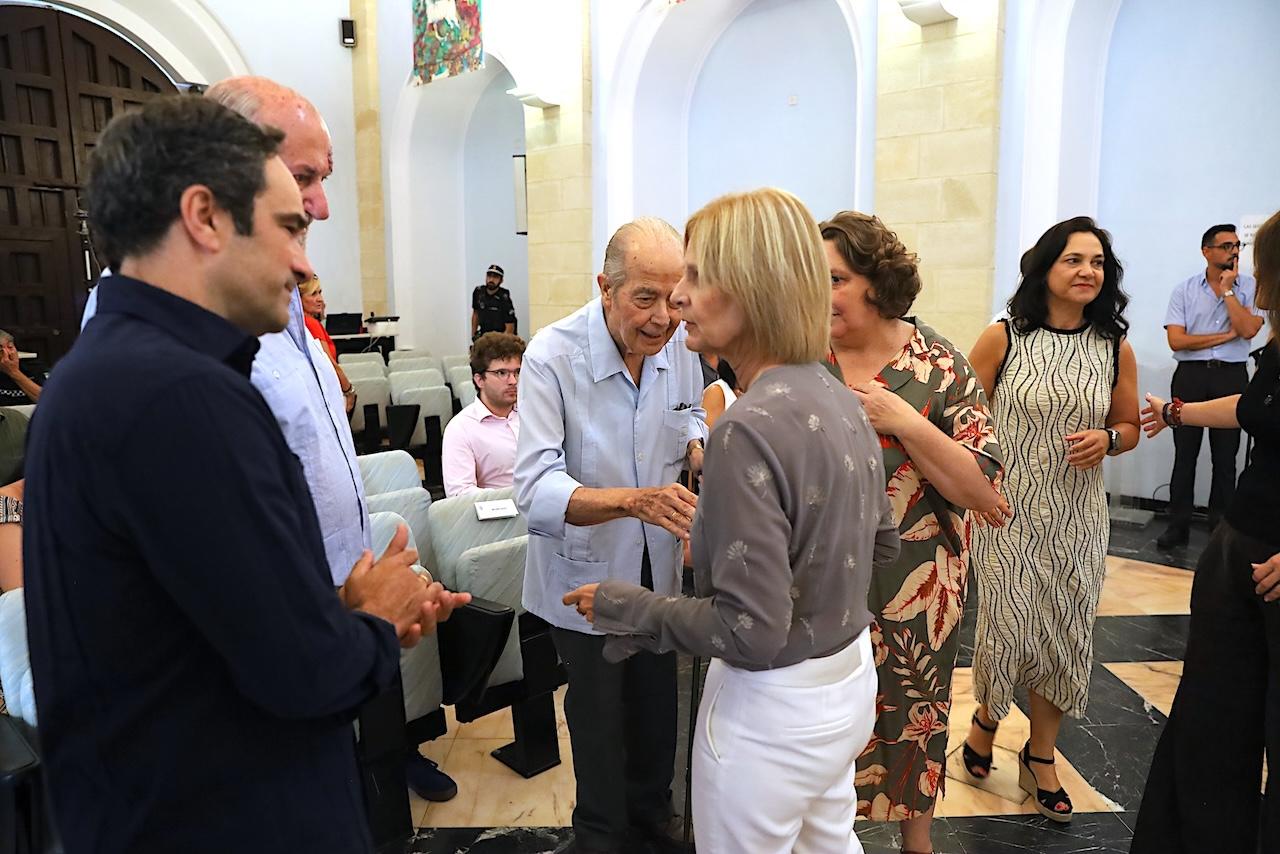 El Pleno local aprueba la concesión del título de Hijo Adoptivo de Jerez a Juan Luis Bretón Abrisqueta 