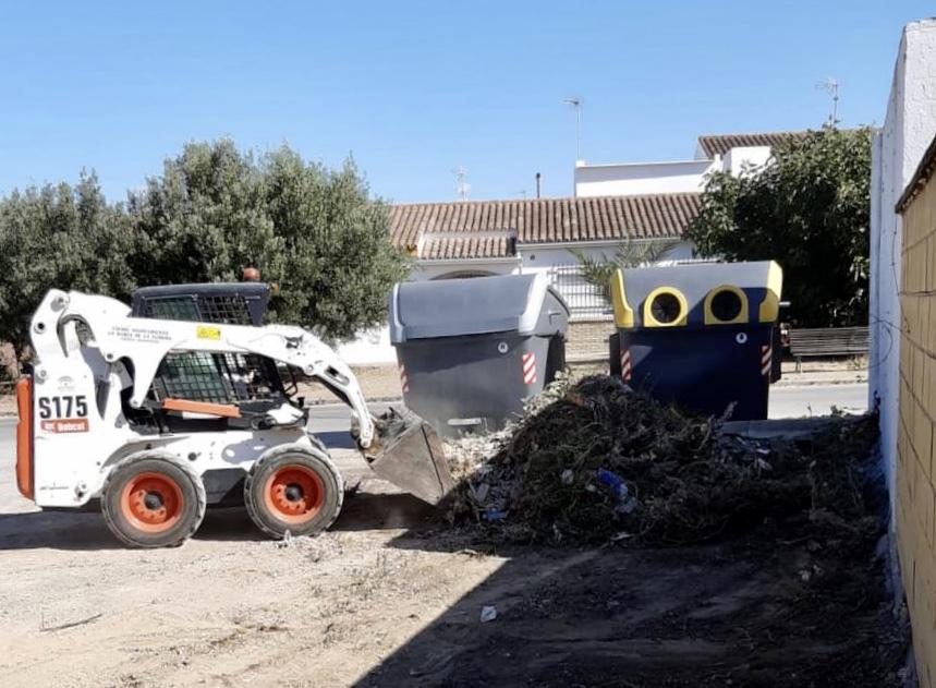 El PSOE de Mamen Sánchez deja sin limpiar el entorno de los contenedores en la zona rural