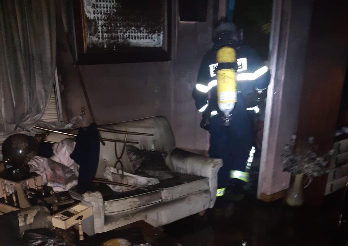 Los bomberos sofocan otro aparatoso incendio en una vivienda vacía de La Serrana