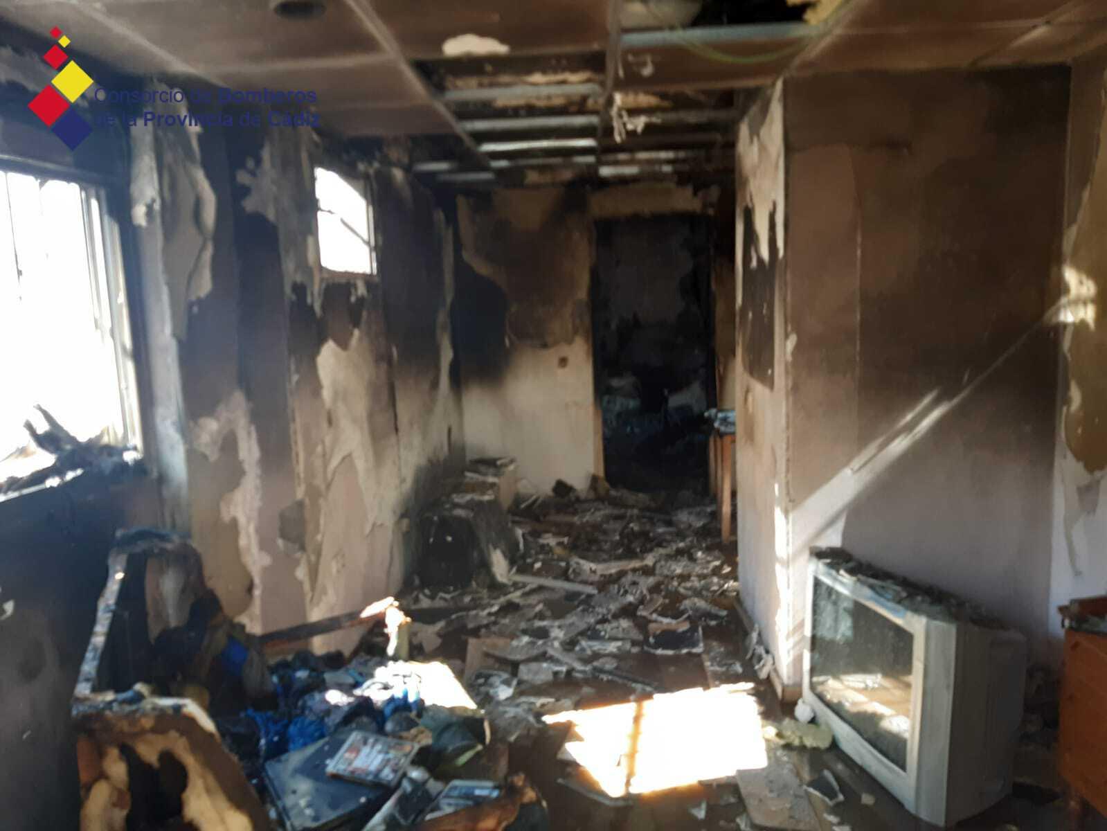 El fuego destroza por completo una vivienda abandonada en Jerez y obliga a atender a una mujer