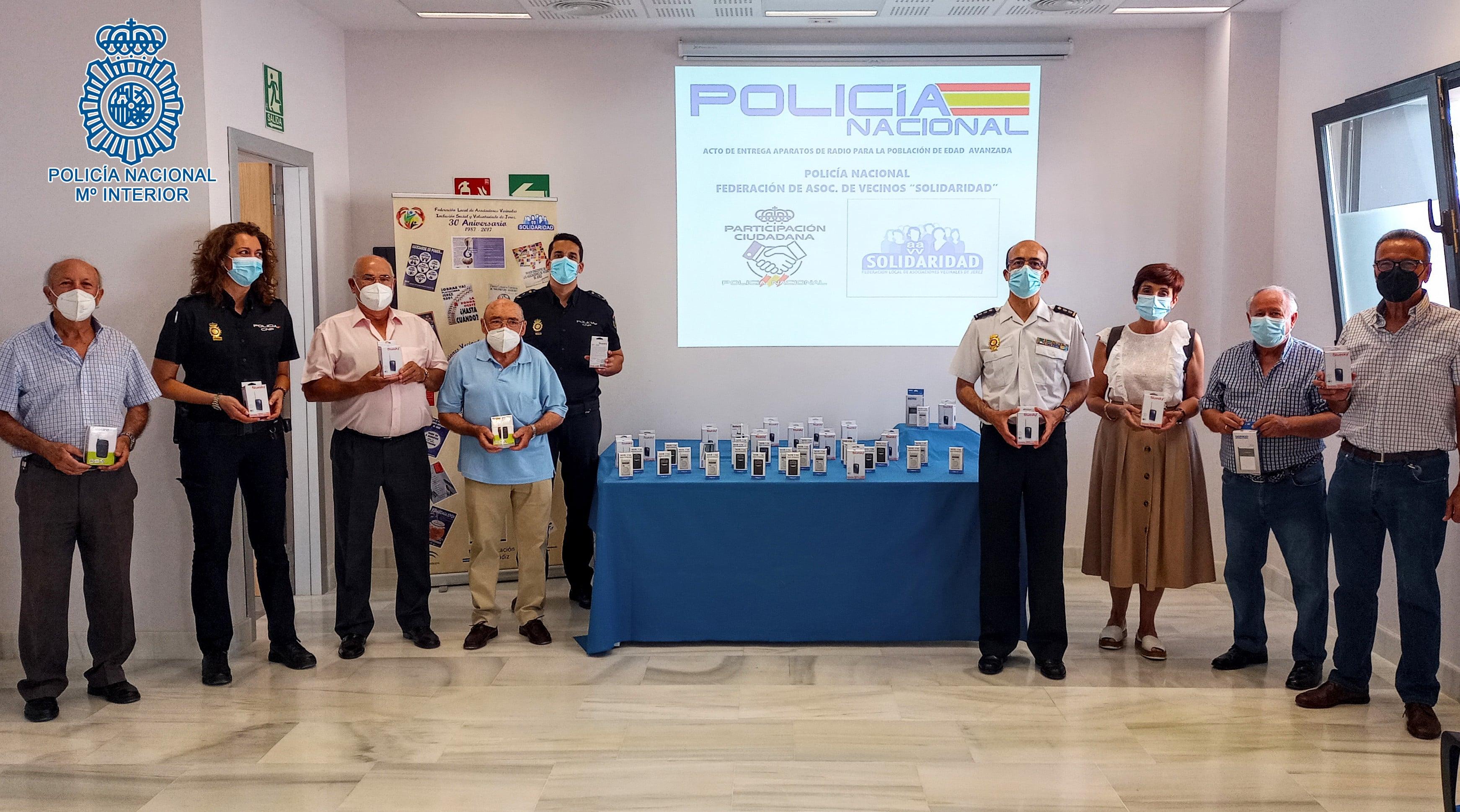 La Policía Nacional y la Federación de AA.VV. Solidaridad donan 50 aparatos de radio a mayores en riesgo de exclusión