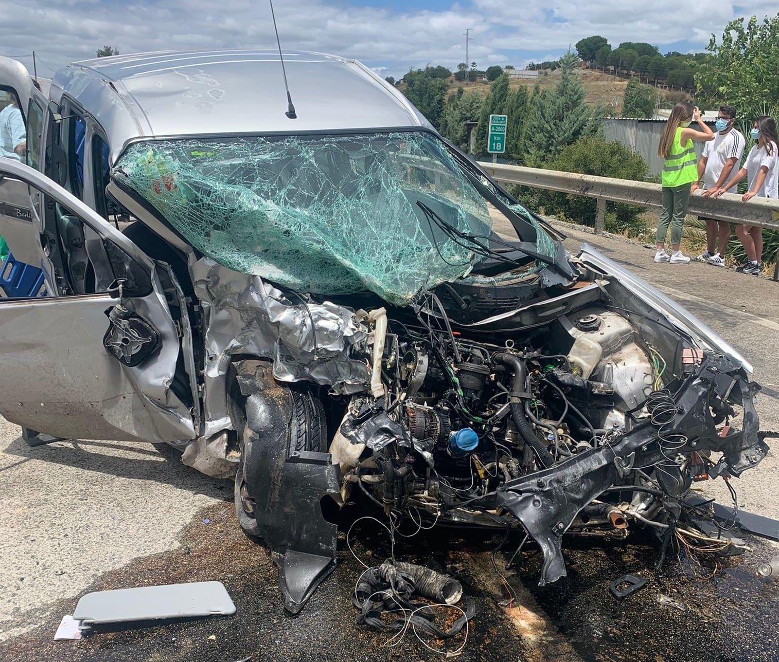 Bomberos de Jerez rescatan a un conductor atrapado en un accidente a la entrada de Trebujena