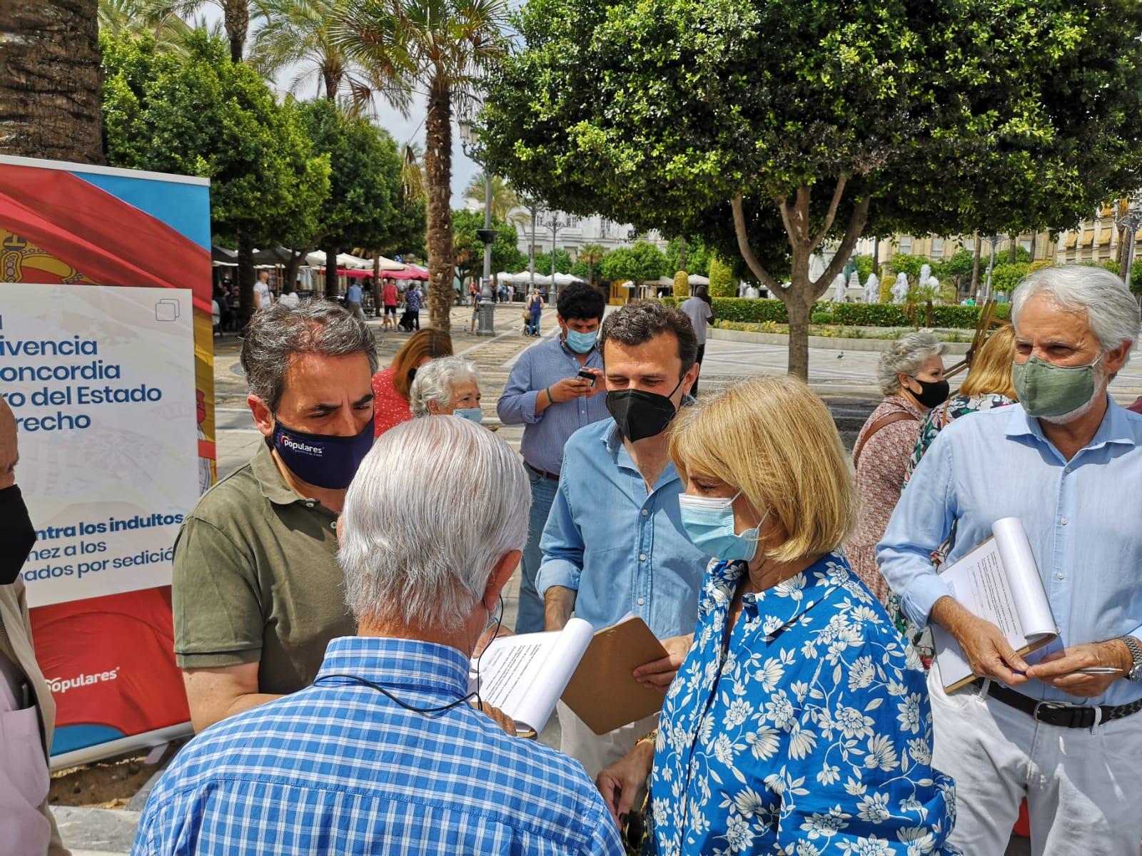 El PP recoge firmas en Jerez contra los indultos del Gobierno de Pedro Sánchez a los políticos catalanes del 'procés'