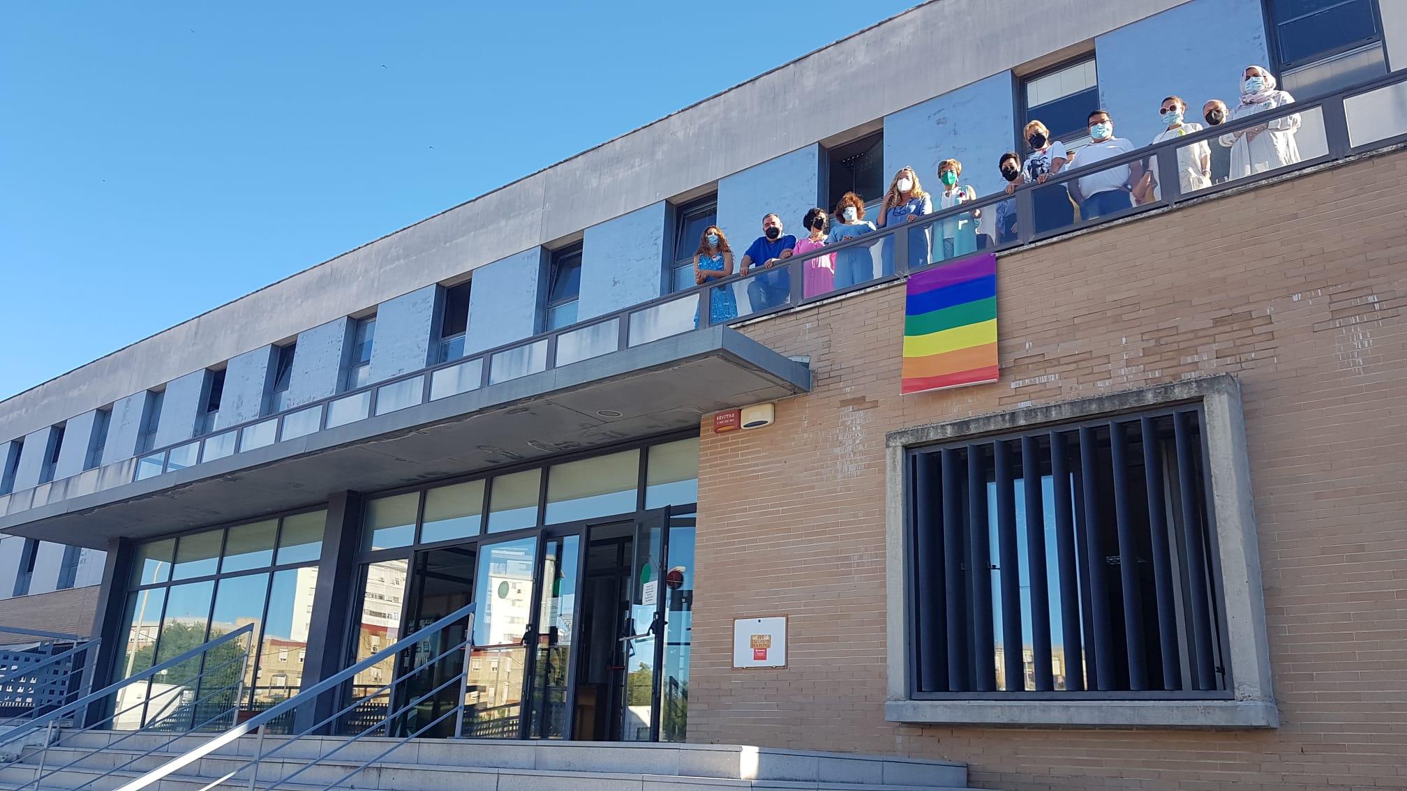 El PSOE de Mamen Sánchez se salta al Tribunal Supremo y cuelga la bandera arcoíris en 10 dependencias municipales