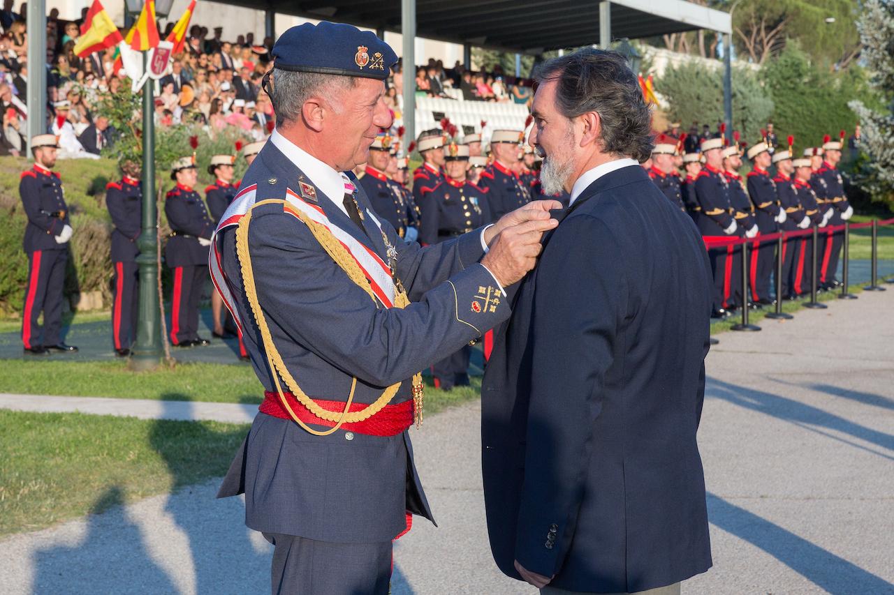 La Guardia Real concede el título de Alabardero de Honor al director de la Real Escuela