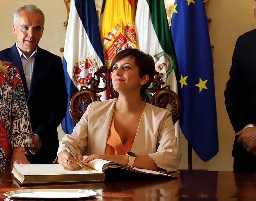 La ministra de Política Territorial firma en el Libro de Honor del Ayuntamiento de Jerez