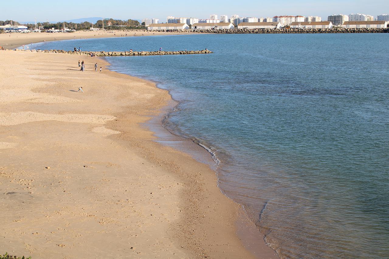 Las aguas de baño de las playas andaluzas se encuentran en niveles de calidad adecuados