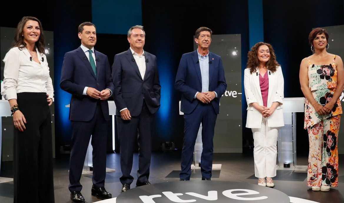 Juanma Moreno pide en el primer debate antes del 19-J una "mayoría suficiente y serena" para gobernar sin depender de Vox