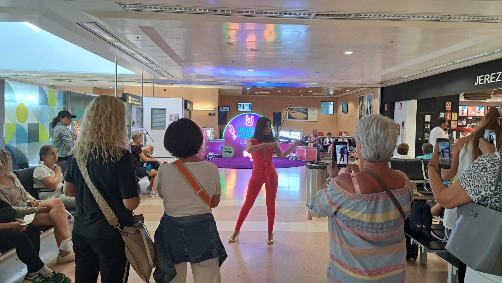 El Aeropuerto de Jerez acoge actuaciones en directo para celebrar la llegada del verano
