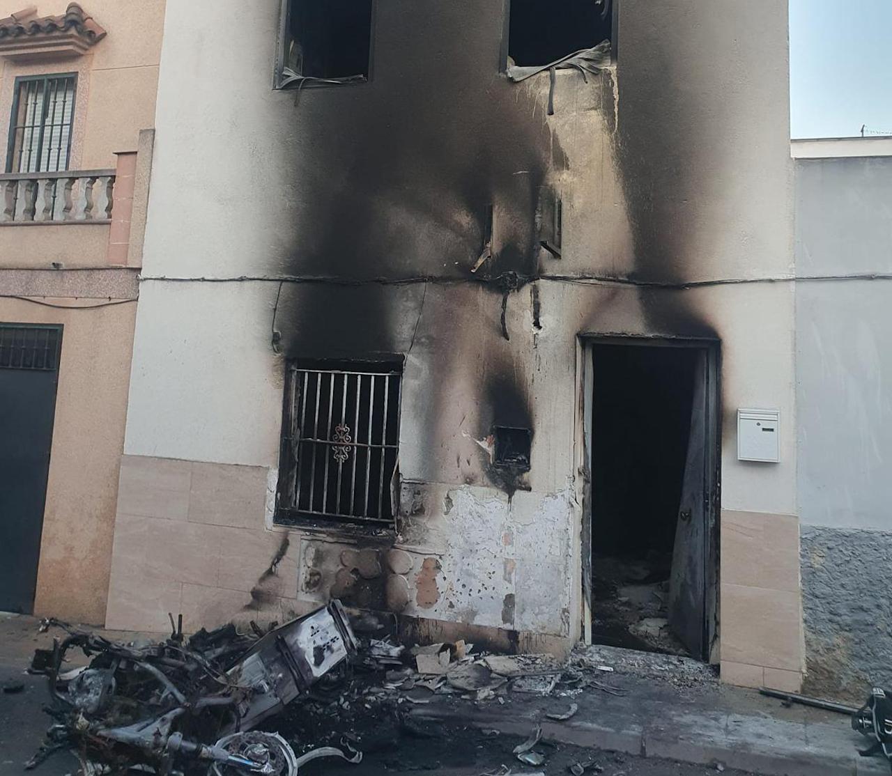 La Policía Nacional localiza una plantación interior de marihuana tras declararse un incendio de una vivienda en Picadueña Baja