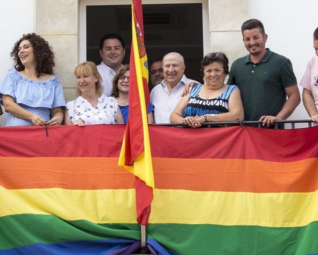 Guadalcacín celebra el "Día del Orgullo" con la colocación de la bandera arcoíris y la entrega del Premio Diversidad Rural