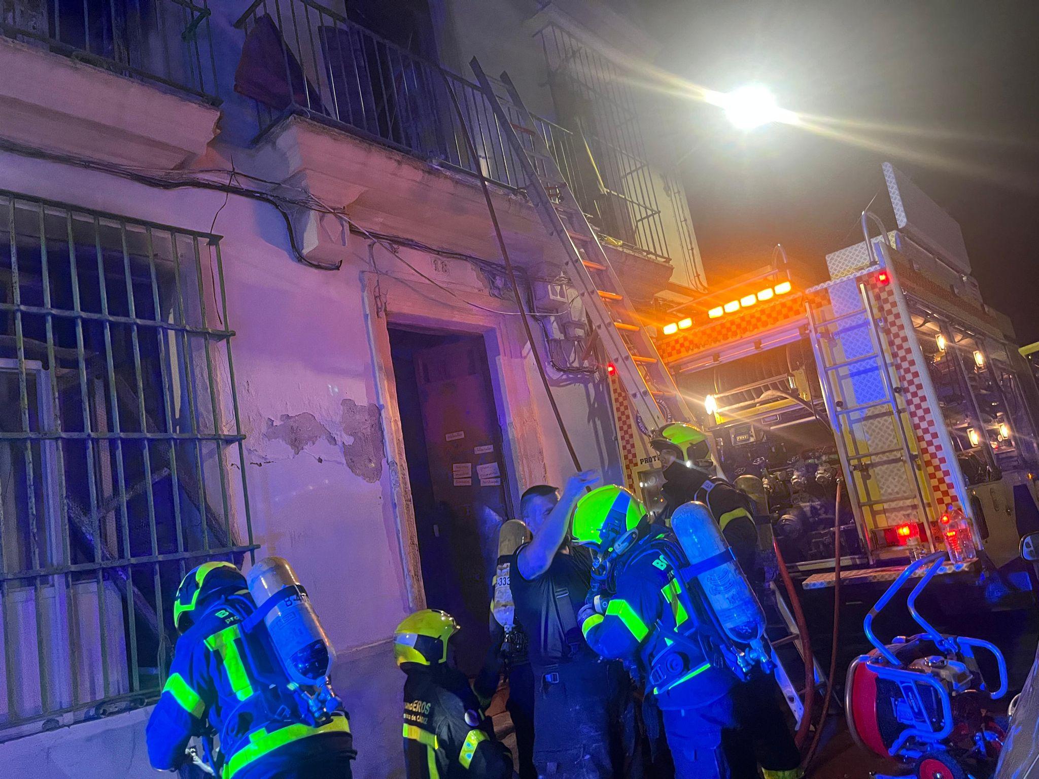 Arde una casa abandonada en la calle Martín Fernández de Jerez