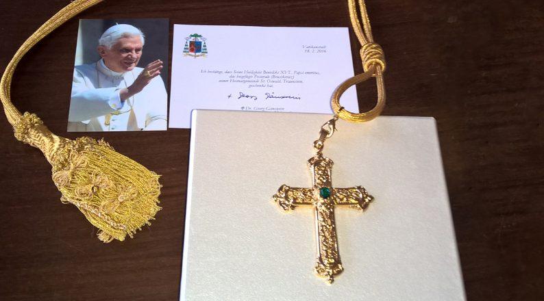 Roban la cruz pectoral que Benedicto XVI regaló a una parroquia en Traunstein
