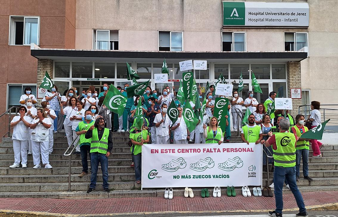 CSIF vuelve a mostrar los "zuecos vacíos" en el Hospital de Jerez reclamando la cobertura de bajas