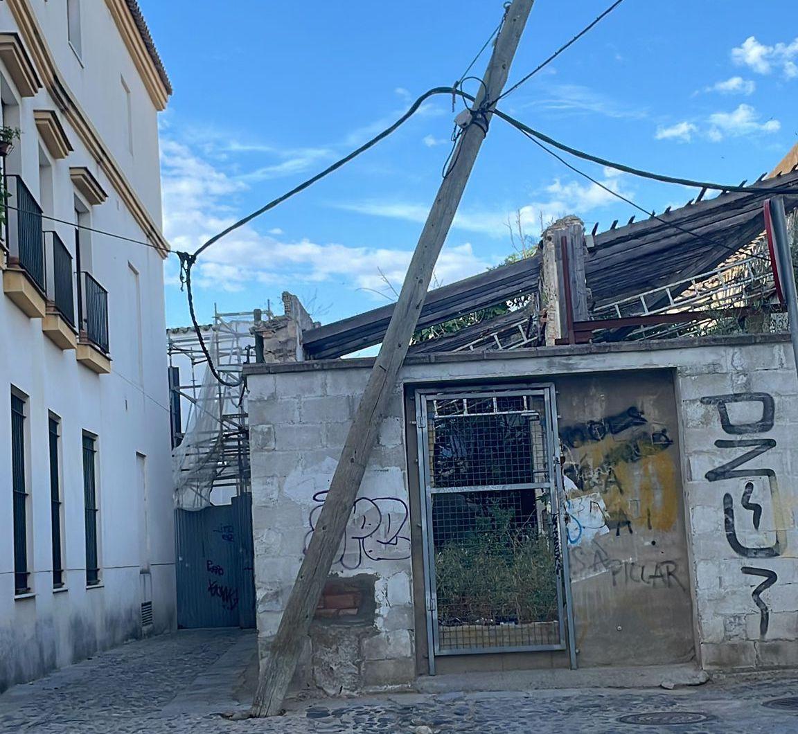 Vecinos del entorno de la calle Carne denuncian falta de seguridad ante la caída de un poste eléctrico