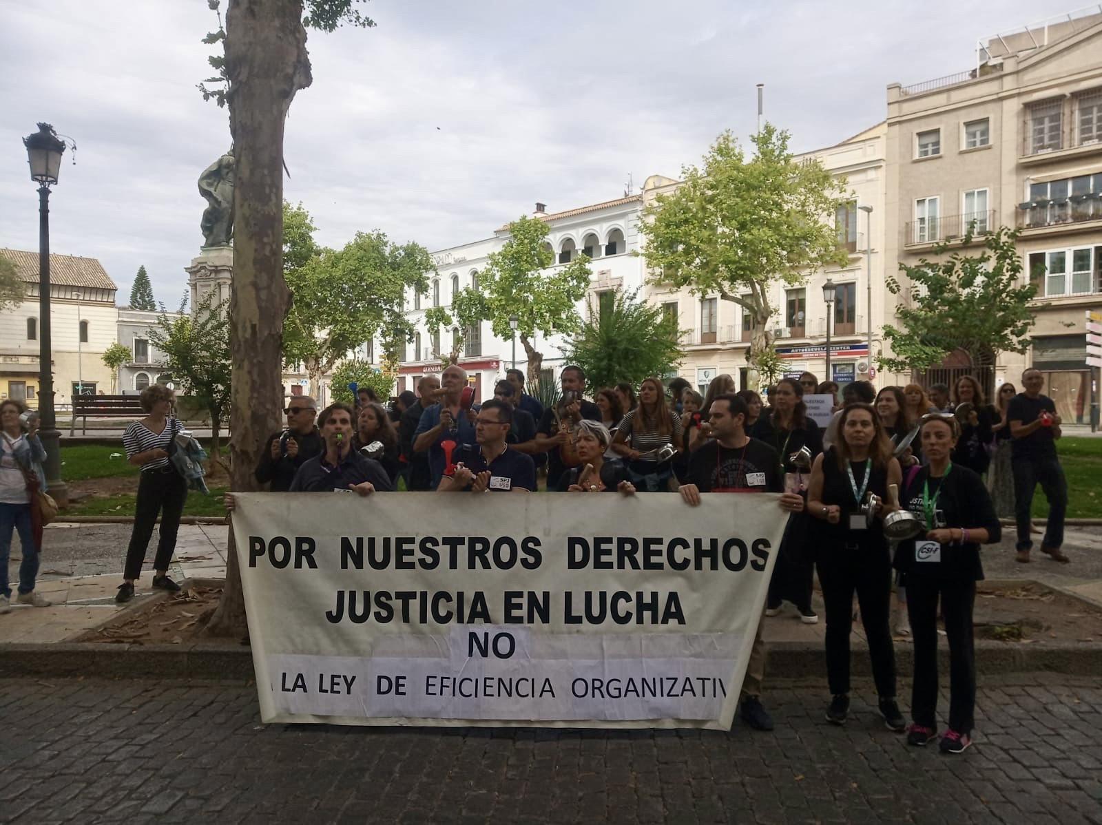 Funcionarios de Justicia protagonizan una cacerolada ante la sede del PSOE de Jerez