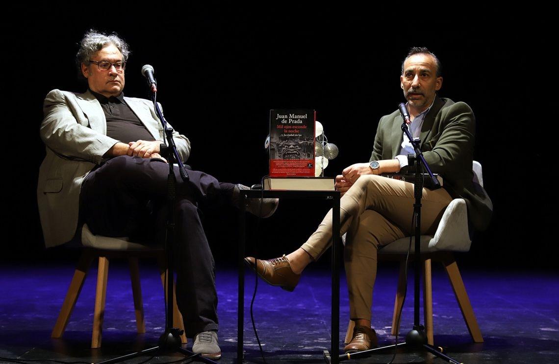 Juan Manuel de Prada presenta en la Sala Compañía de Jerez la primera parte de su novela 'Mil ojos esconde la noche'